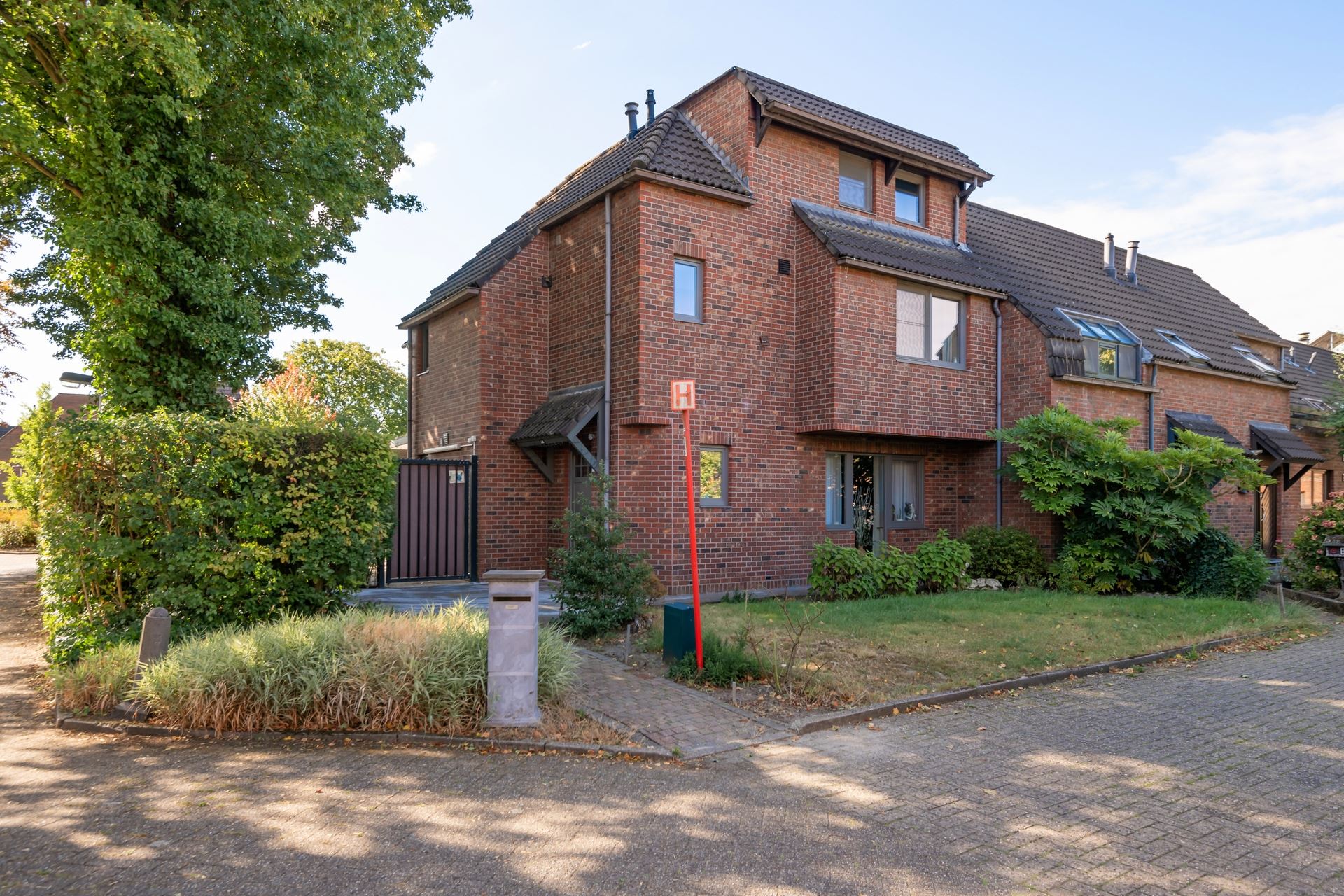 Charmante HOB met zuidgerichte tuin en garage.
