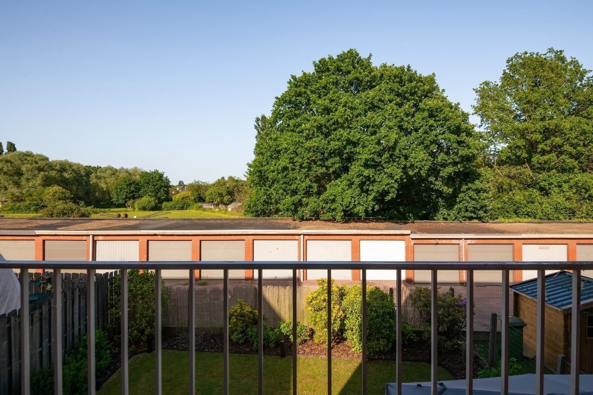 Centraal gelegen en instapklaar appartement met garagebox. 