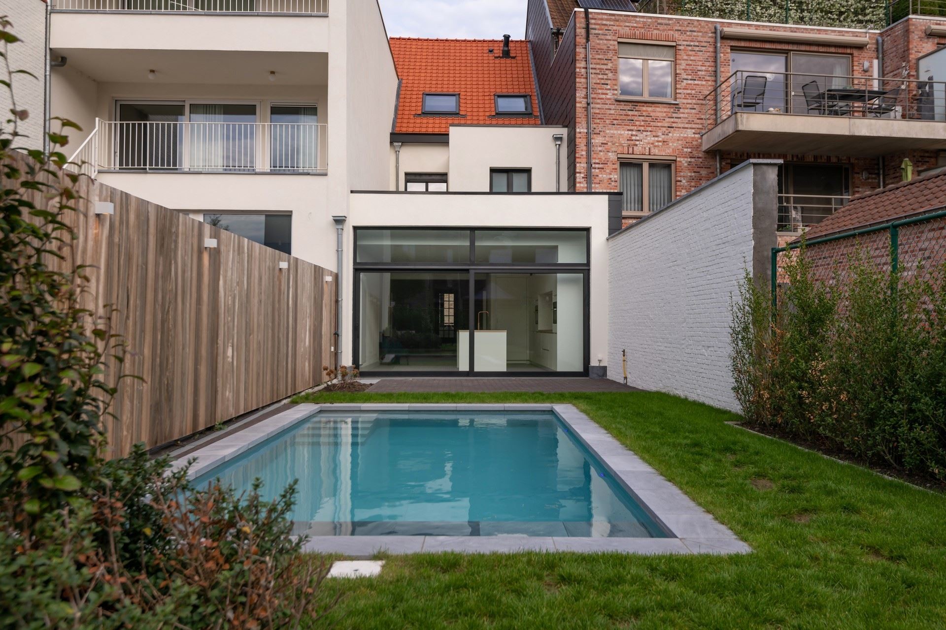 Karaktervolle stadswoning met verwarmd zwembad en luxueuze afwerking.