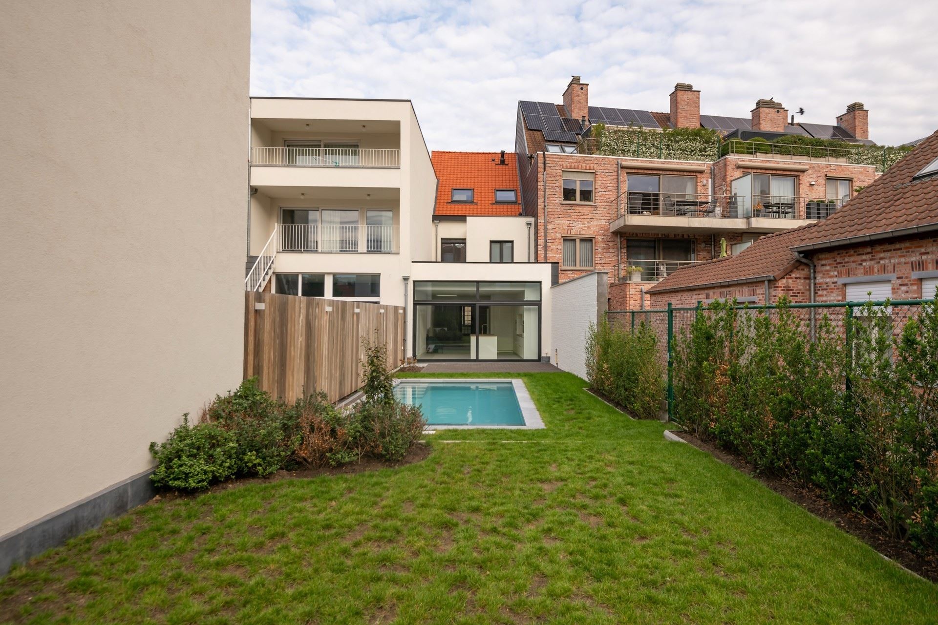 Karaktervolle stadswoning met verwarmd zwembad en luxueuze afwerking.