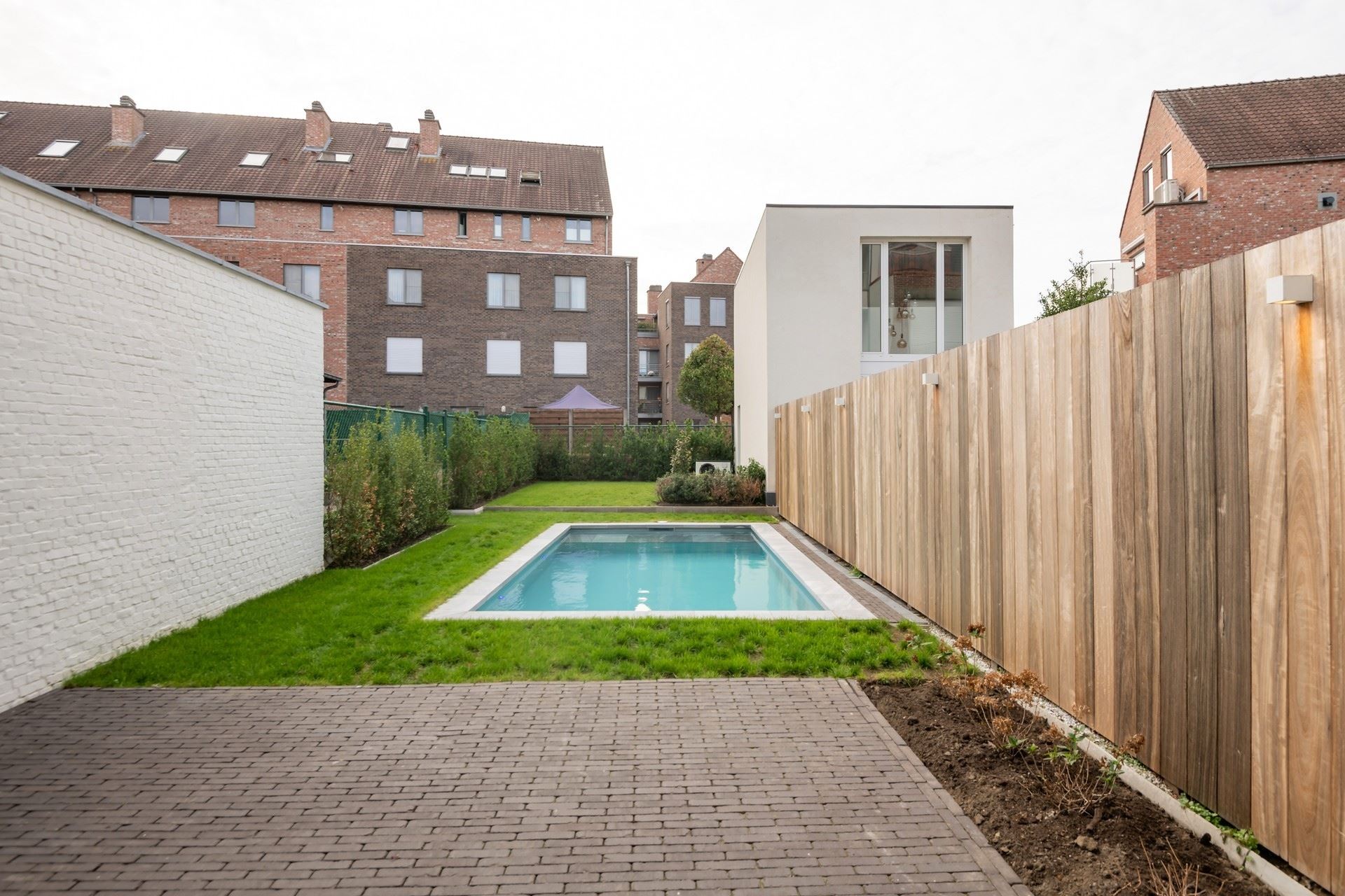 Karaktervolle stadswoning met verwarmd zwembad en luxueuze afwerking.