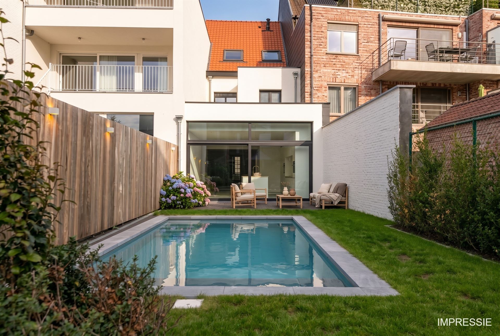 Karaktervolle stadswoning met verwarmd zwembad en luxueuze afwerking.