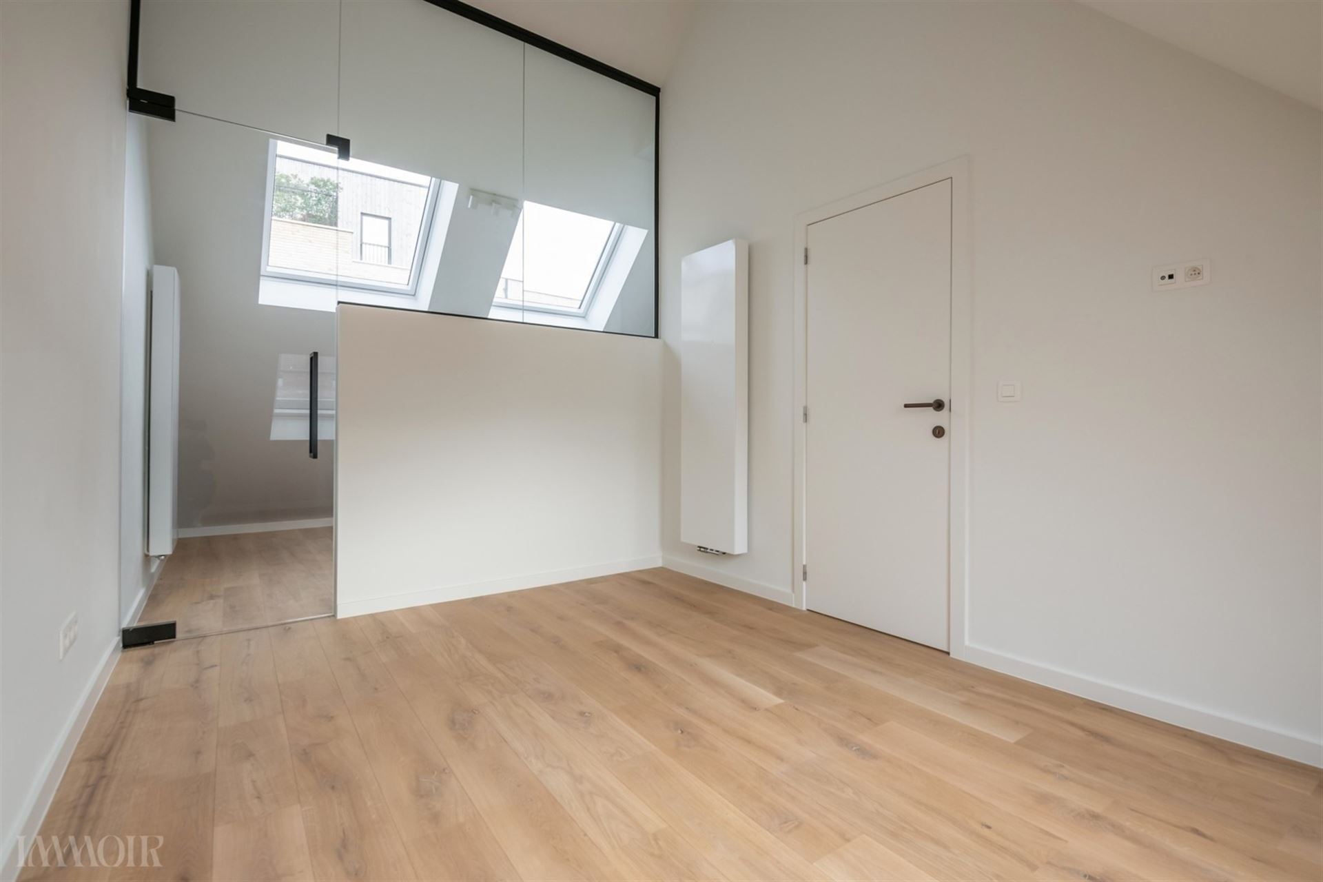 Karaktervolle stadswoning met verwarmd zwembad en luxueuze afwerking.