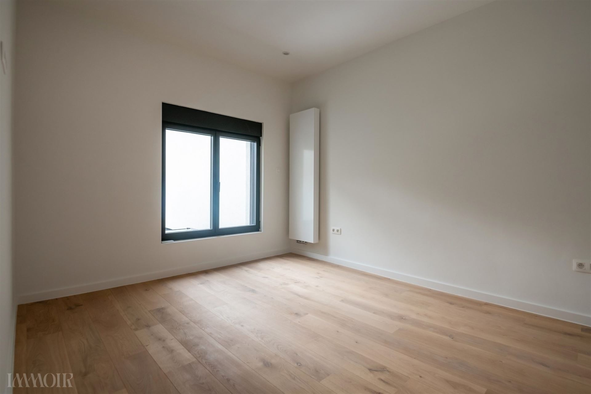 Karaktervolle stadswoning met verwarmd zwembad en luxueuze afwerking.
