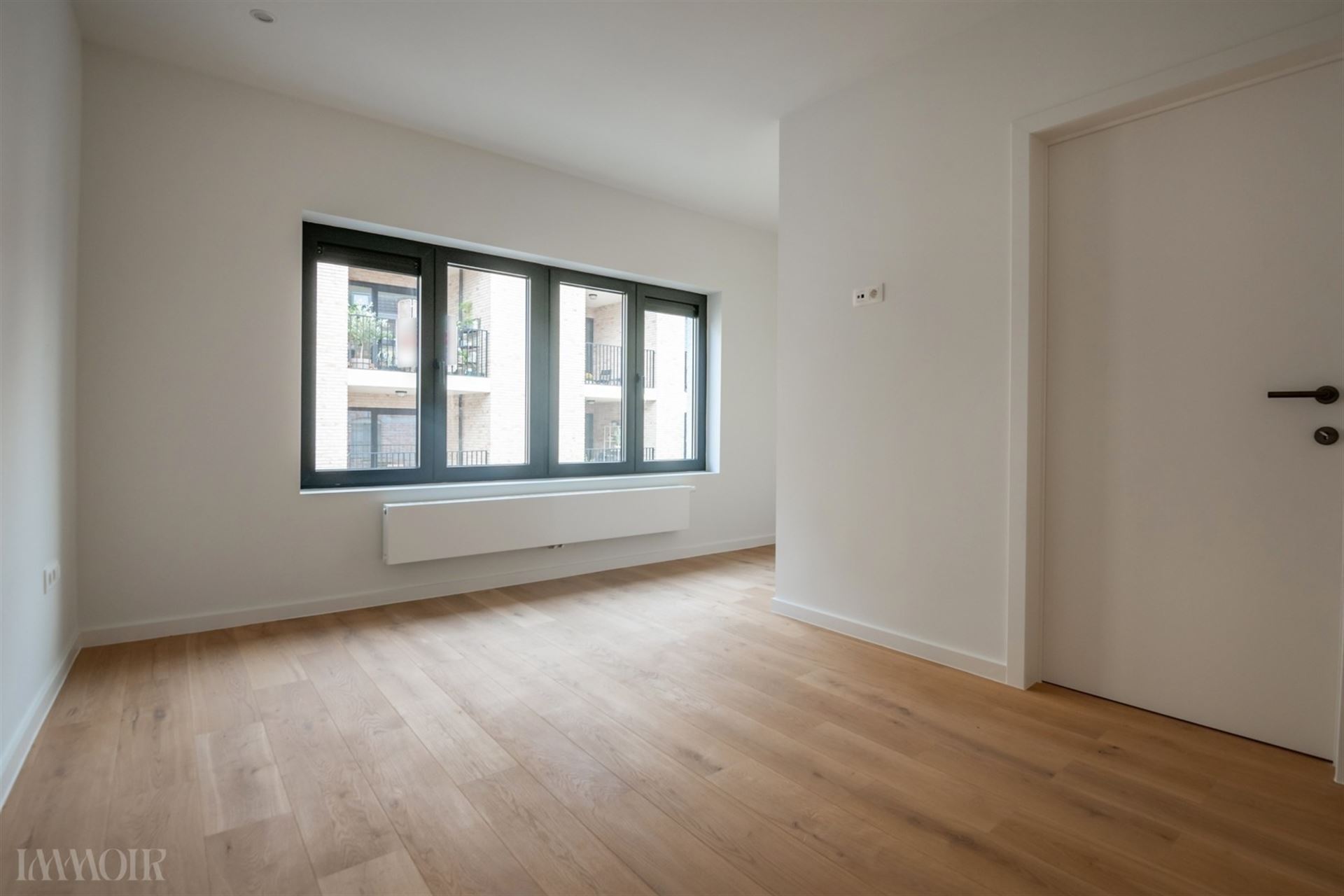 Karaktervolle stadswoning met verwarmd zwembad en luxueuze afwerking.