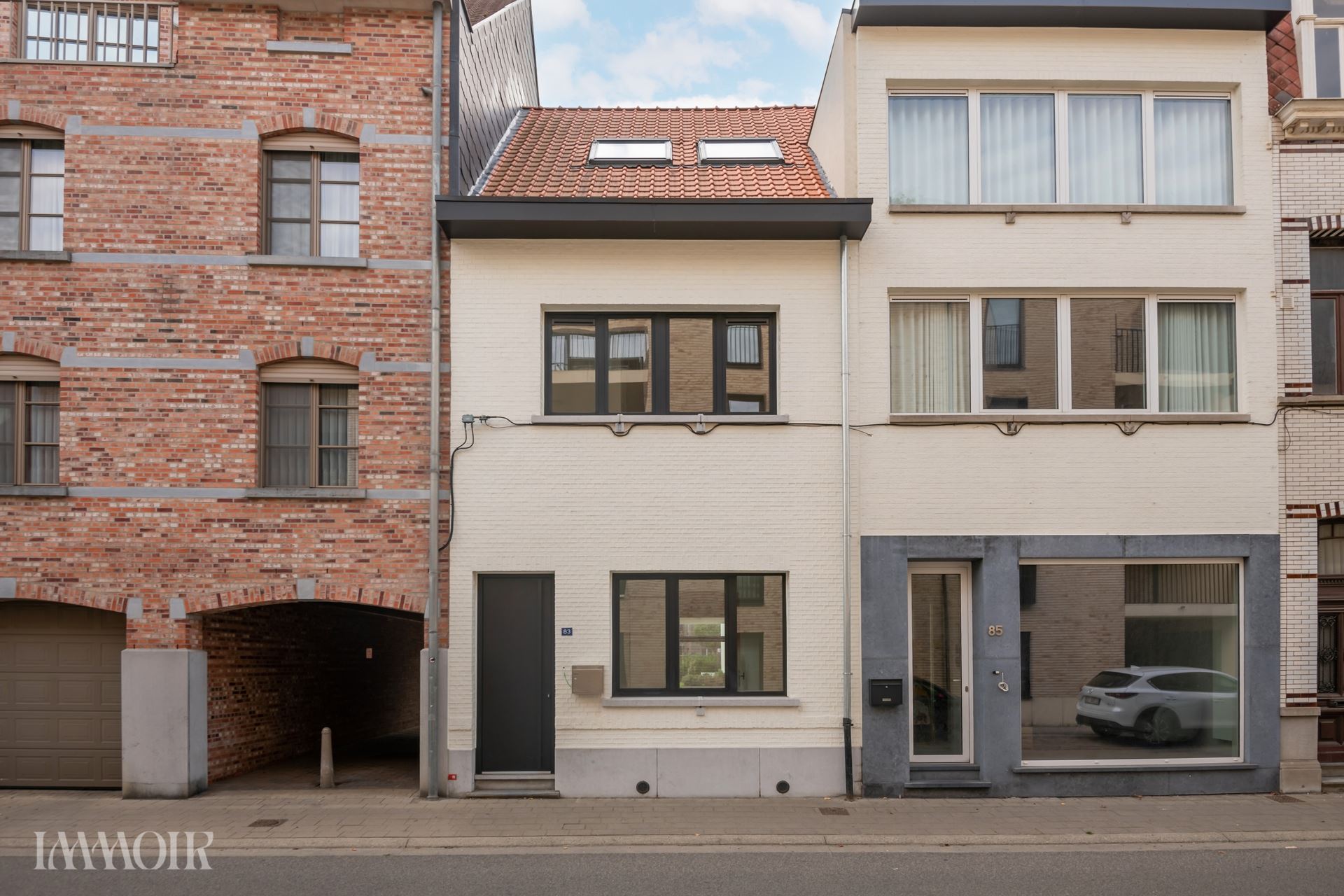 Karaktervolle stadswoning met verwarmd zwembad en luxueuze afwerking.