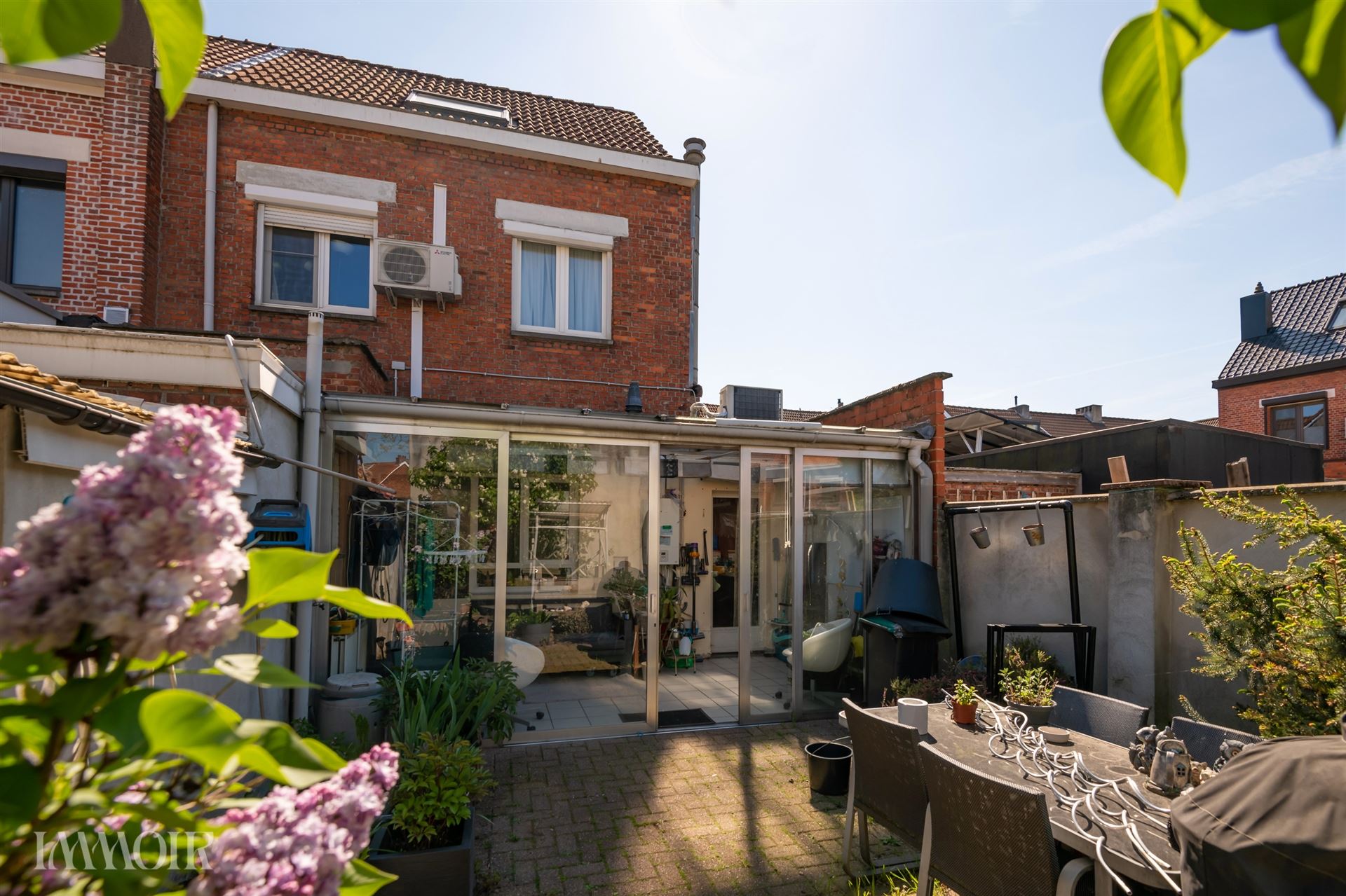Centraal gelegen gezinswoning met 3 slaapkamers en stadstuin.