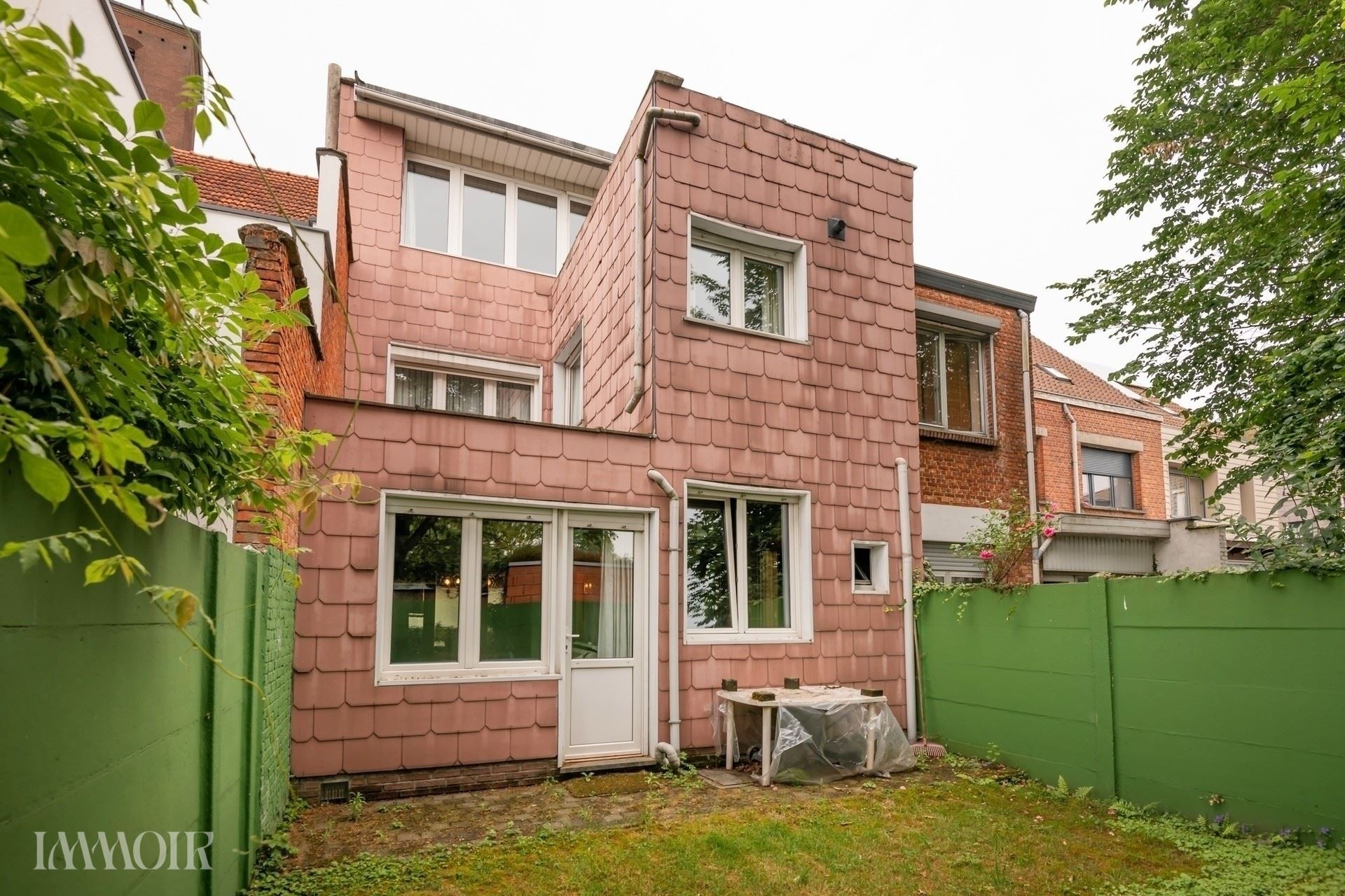 Ruime woning met stadstuin en tal van mogelijkheden op centrale ligging.
