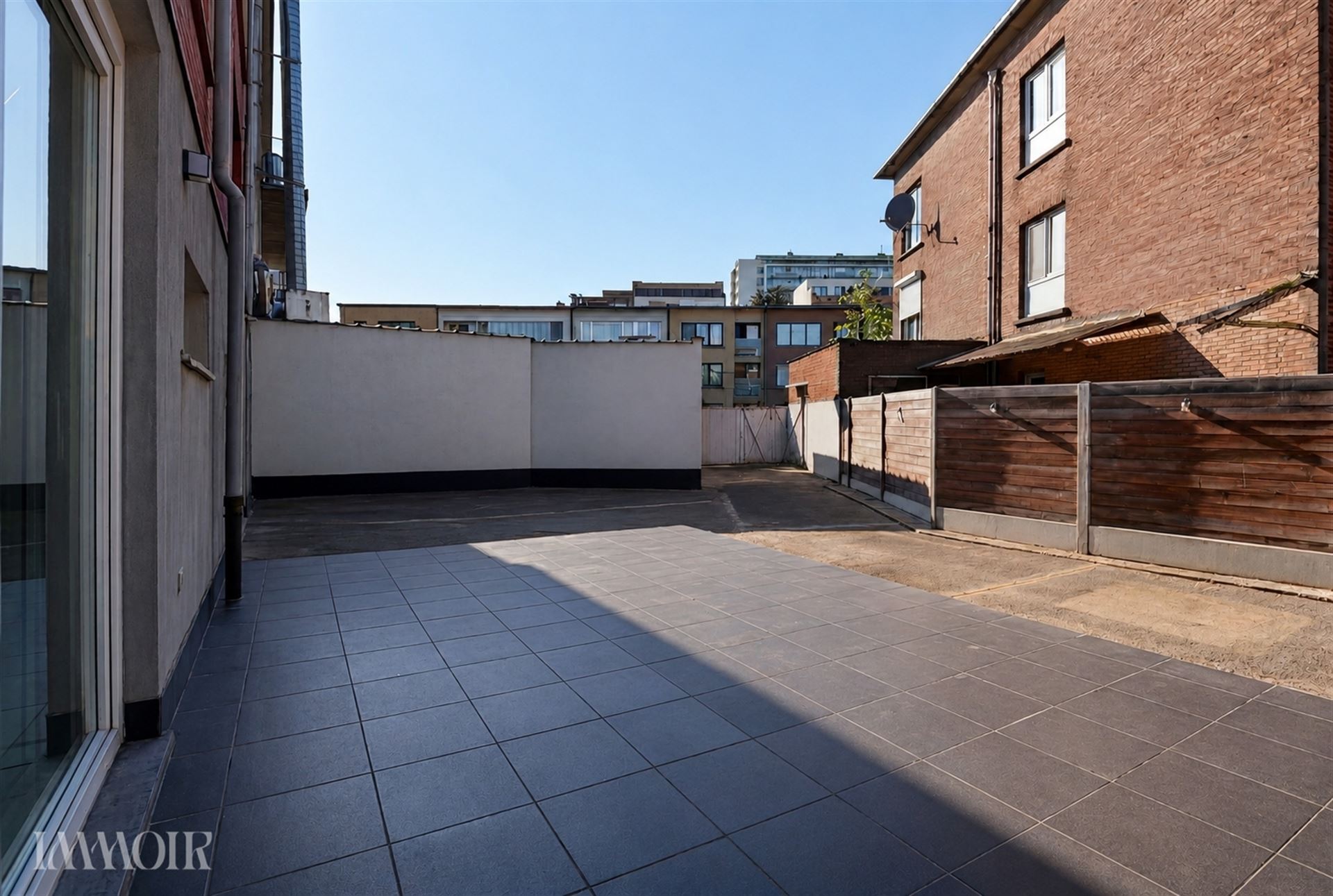 3-slpks app. met uitzonderlijk ruime inpandige garage.