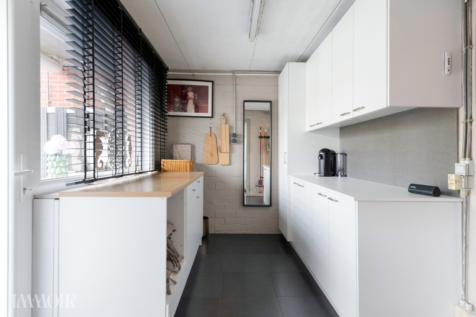 Instapklare bel-etagewoning met zonnepanelen, airco en zonnige tuin.