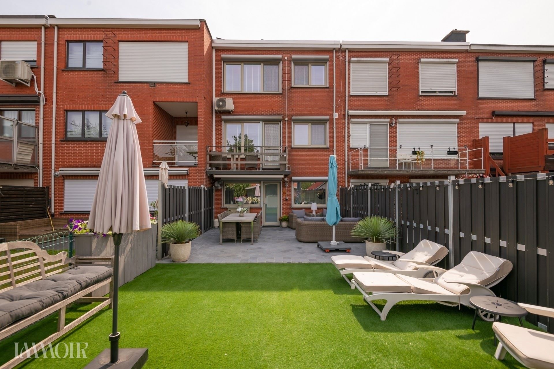 Instapklare bel-etagewoning met zonnepanelen, airco en zonnige tuin.