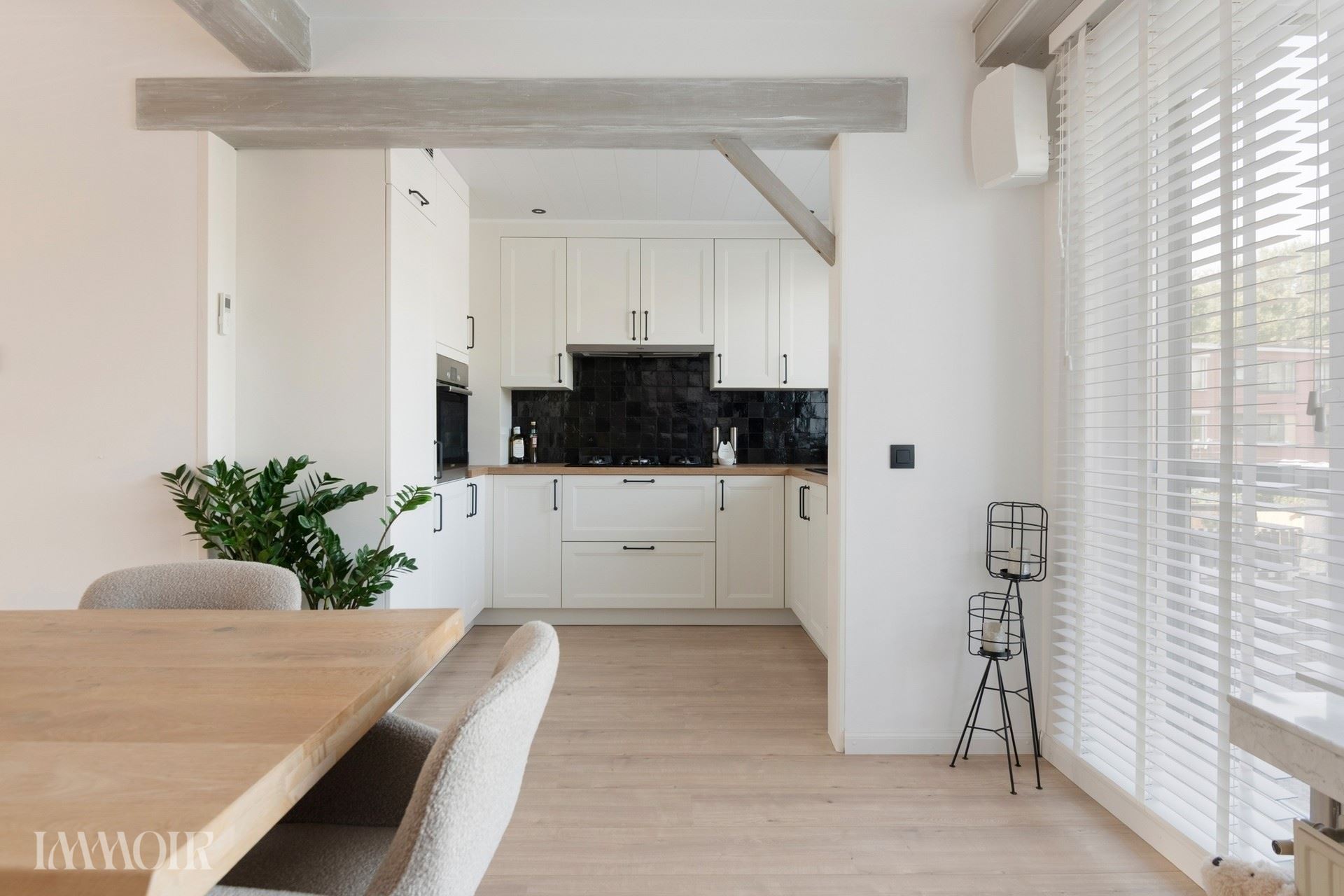 Instapklare bel-etagewoning met zonnepanelen, airco en zonnige tuin.