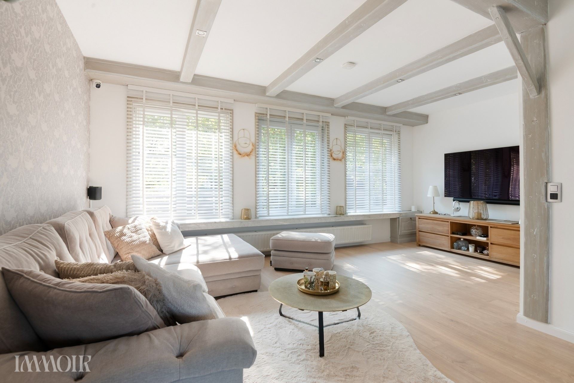 Instapklare bel-etagewoning met zonnepanelen, airco en zonnige tuin.