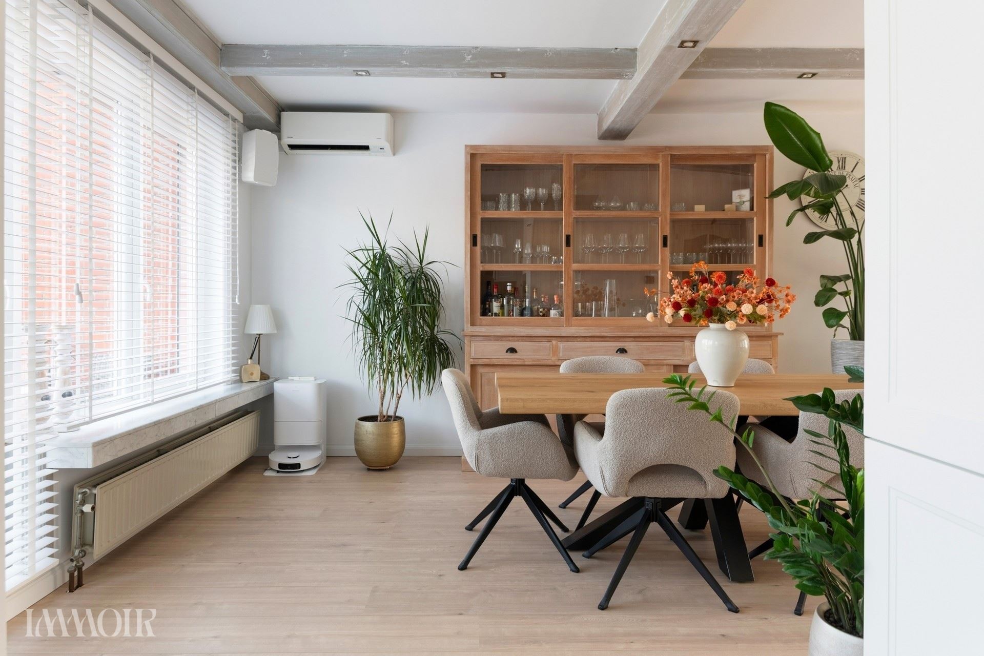 Instapklare bel-etagewoning met zonnepanelen, airco en zonnige tuin.