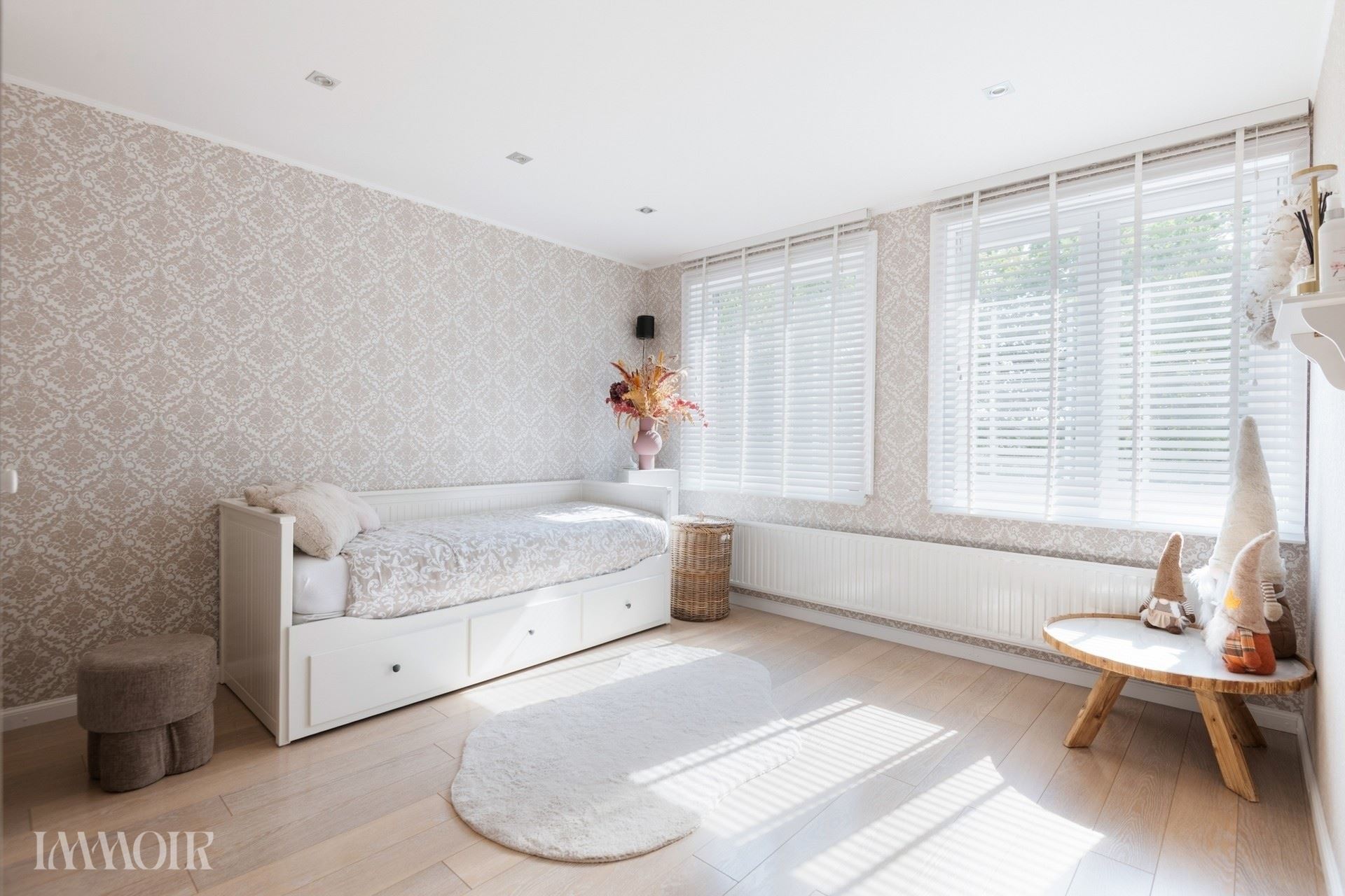 Instapklare bel-etagewoning met zonnepanelen, airco en zonnige tuin.