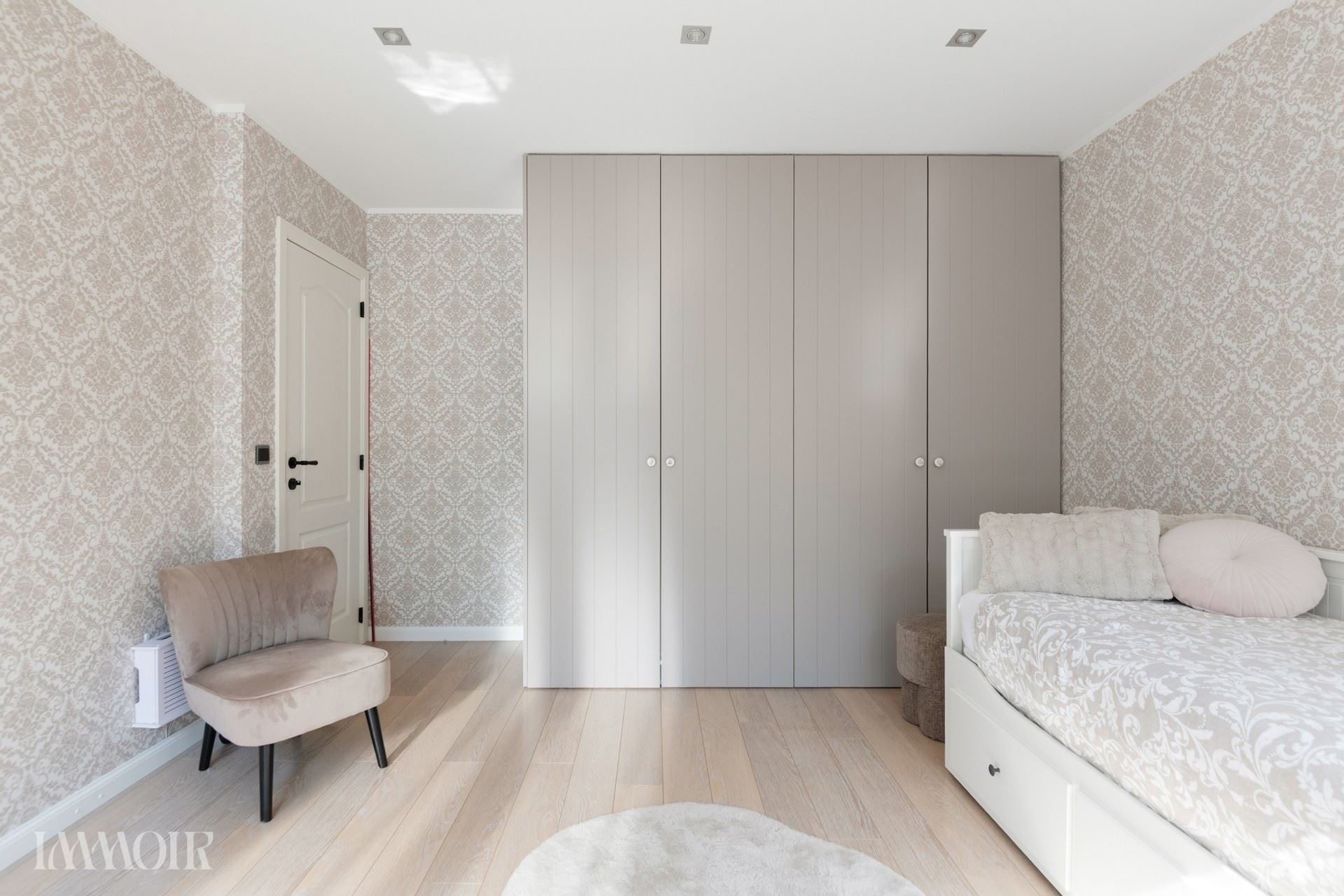 Instapklare bel-etagewoning met zonnepanelen, airco en zonnige tuin.