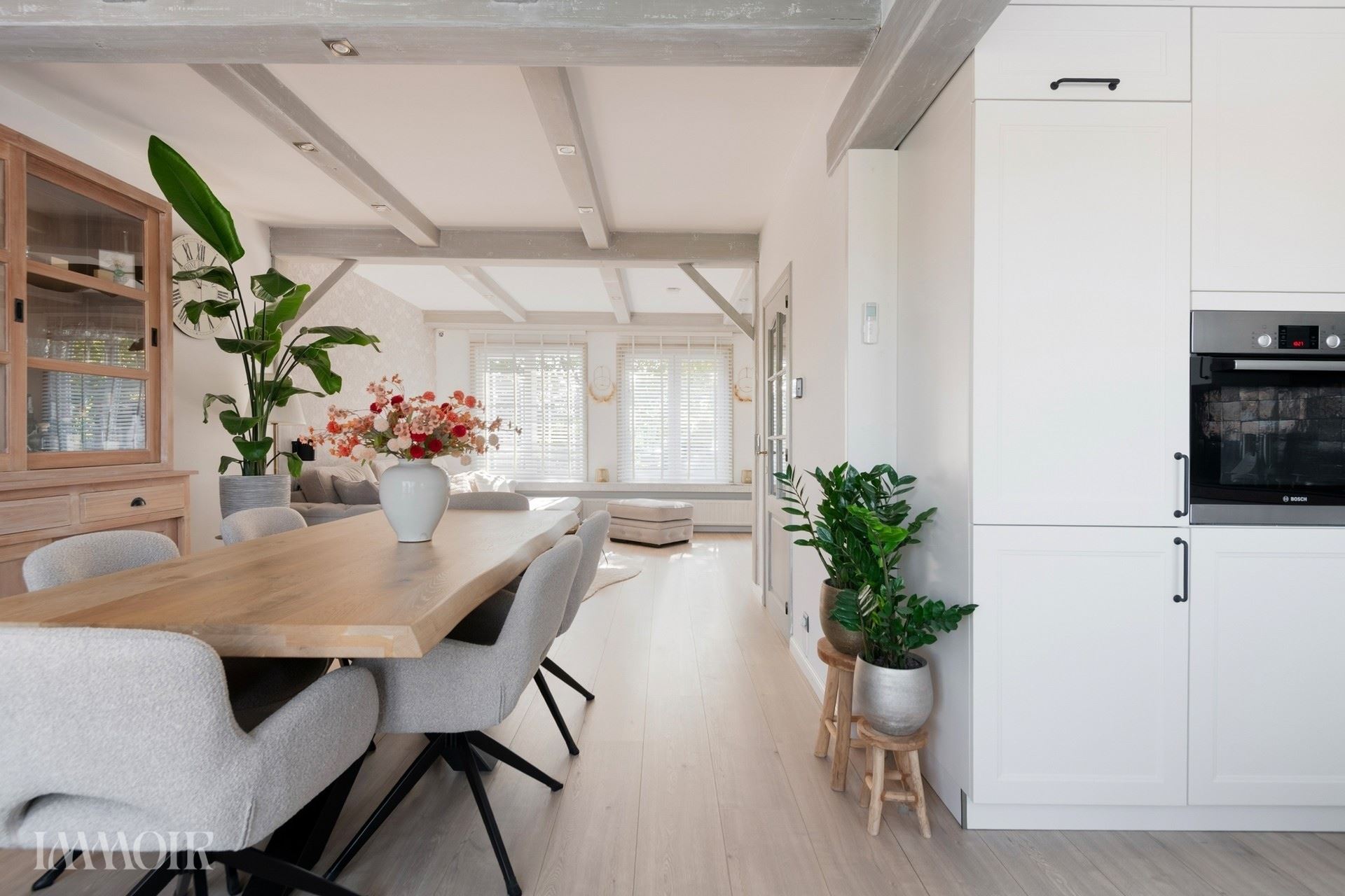 Instapklare bel-etagewoning met zonnepanelen, airco en zonnige tuin.