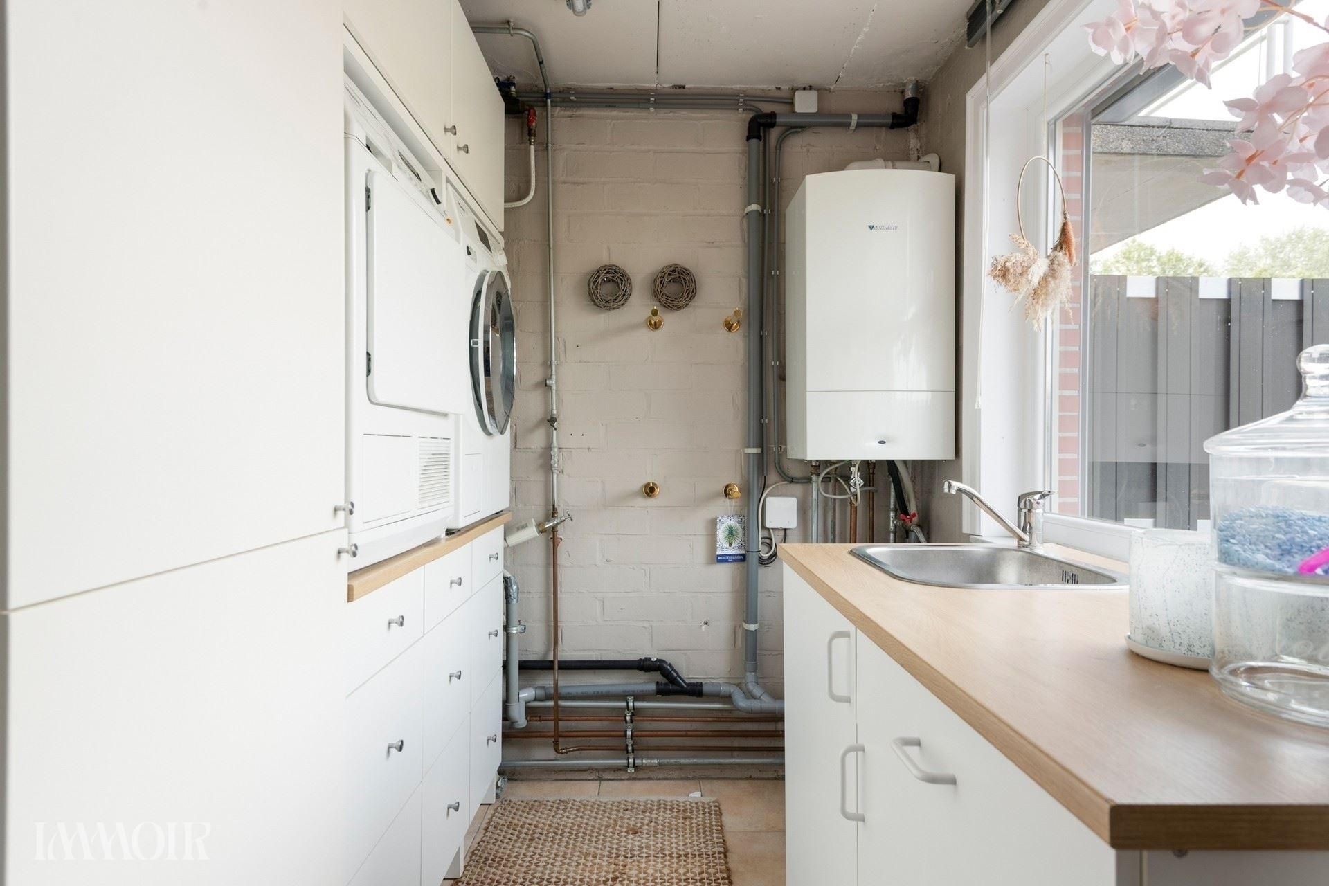 Instapklare bel-etagewoning met zonnepanelen, airco en zonnige tuin.