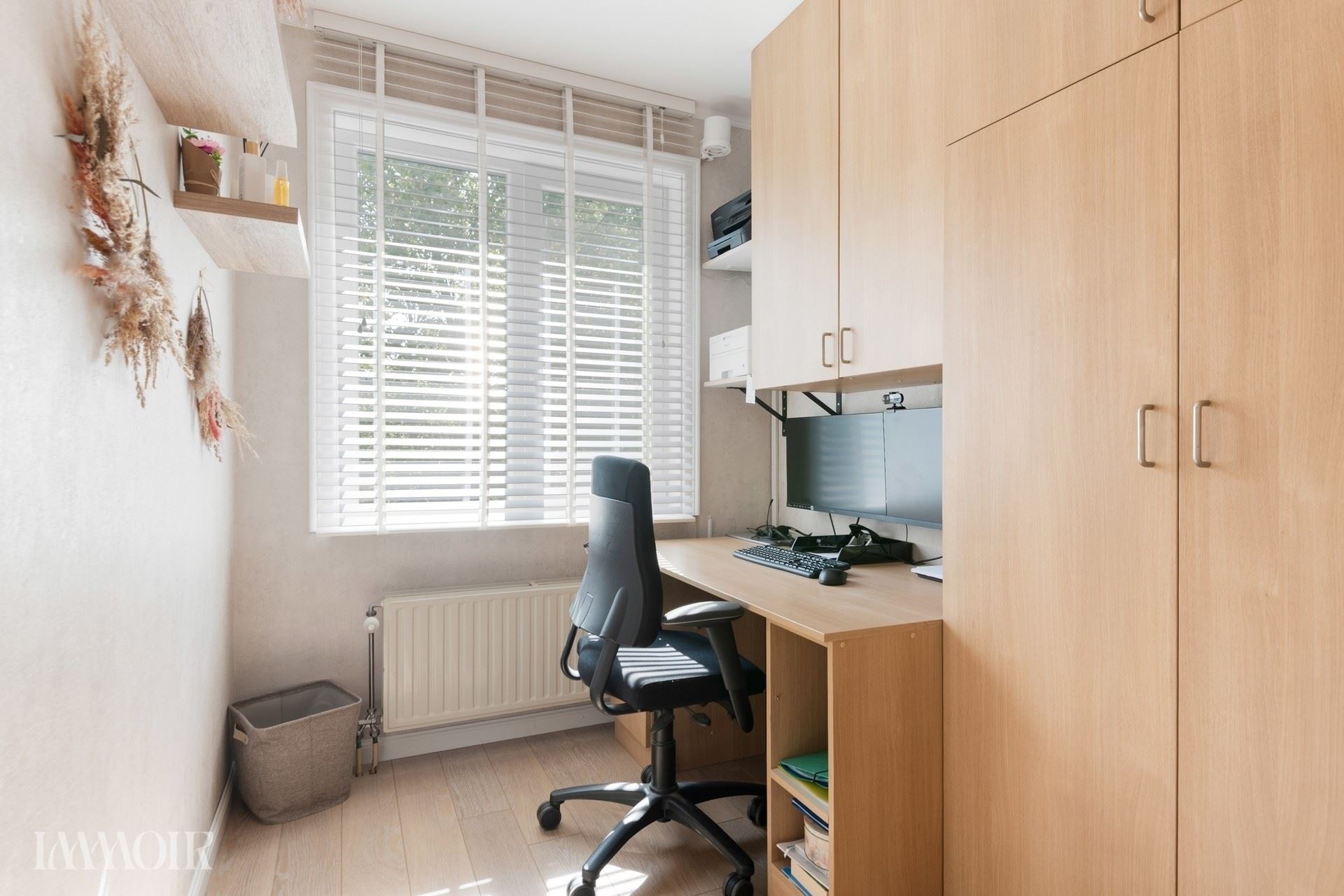 Instapklare bel-etagewoning met zonnepanelen, airco en zonnige tuin.