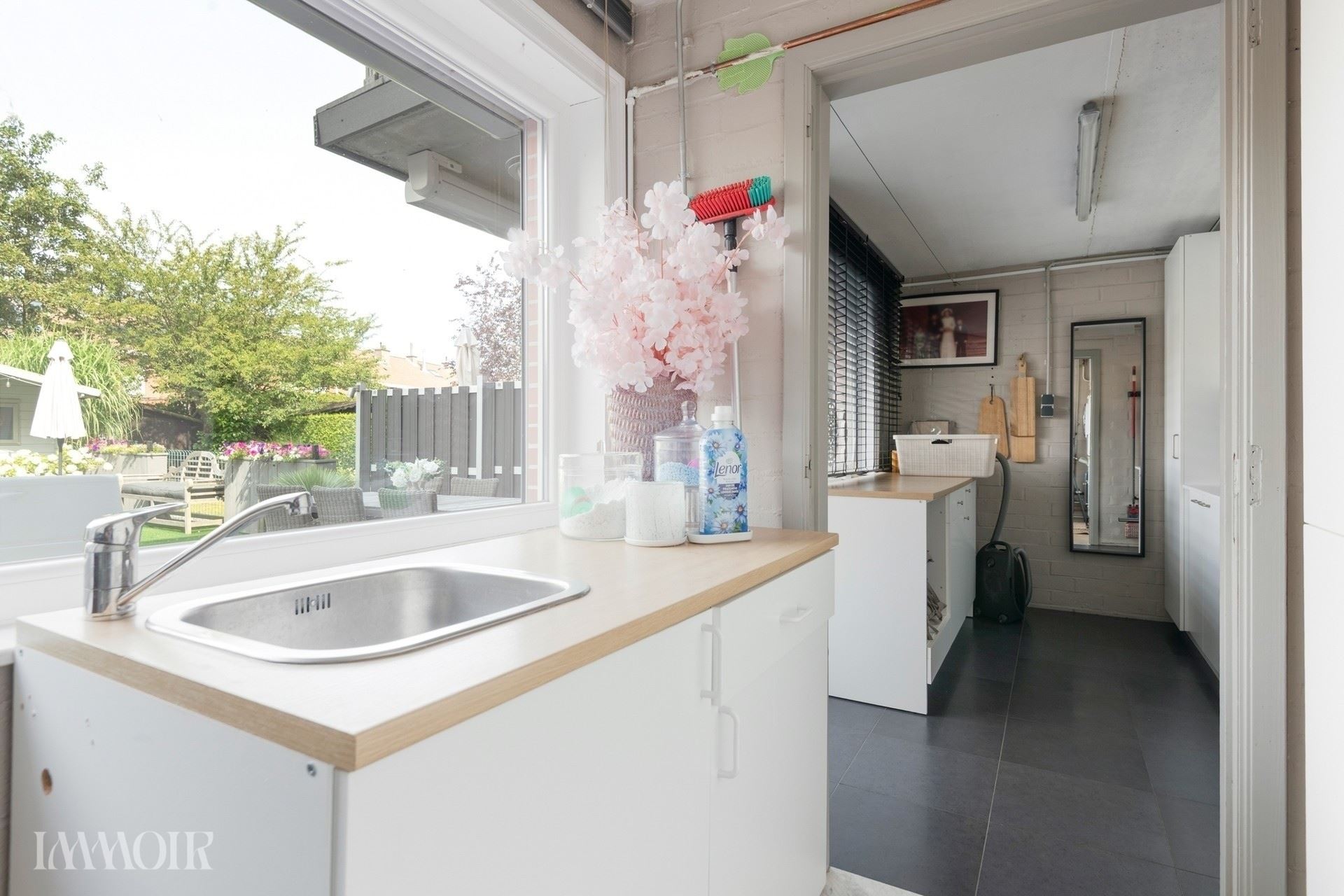 Instapklare bel-etagewoning met zonnepanelen, airco en zonnige tuin.