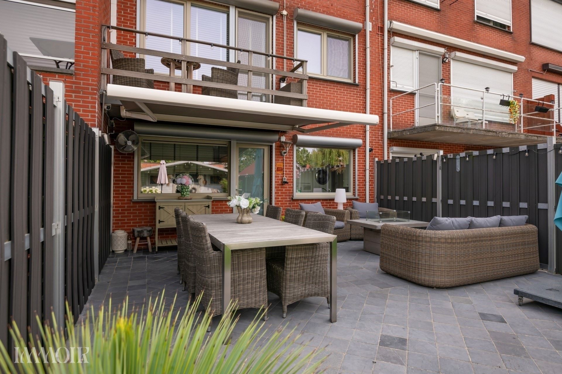 Instapklare bel-etagewoning met zonnepanelen, airco en zonnige tuin.