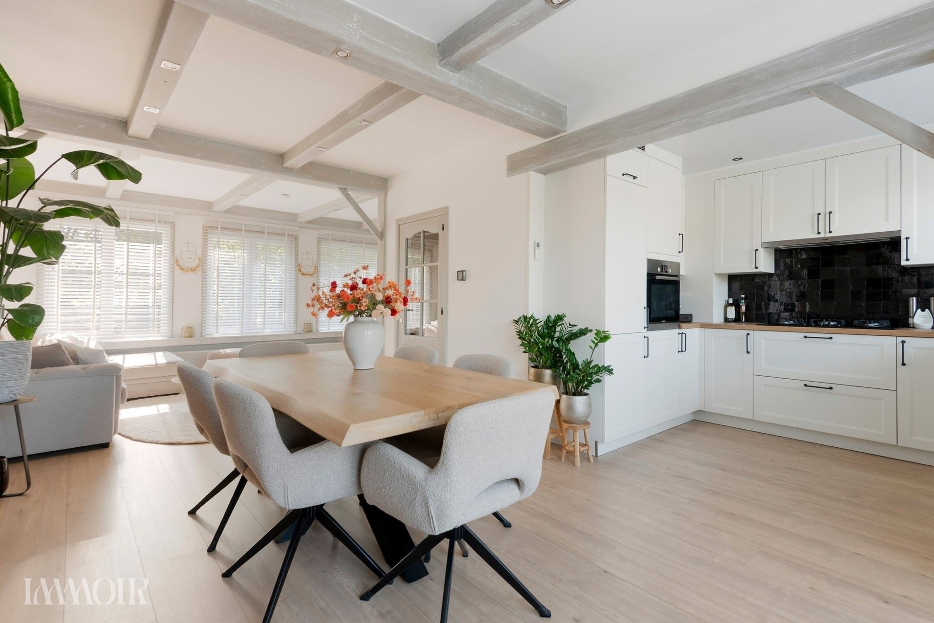 Instapklare bel-etagewoning met zonnepanelen, airco en zonnige tuin.