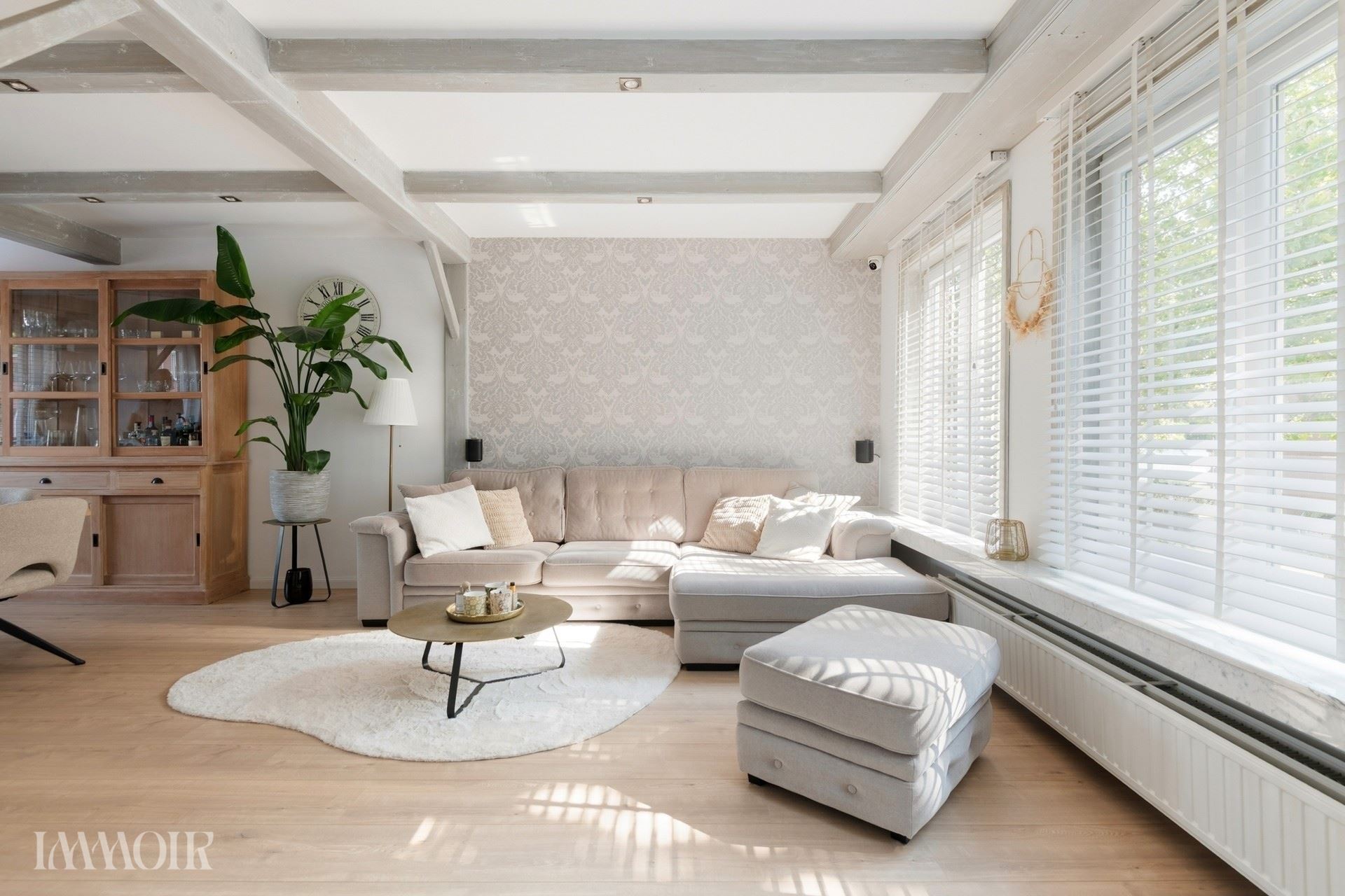 Instapklare bel-etagewoning met zonnepanelen, airco en zonnige tuin.