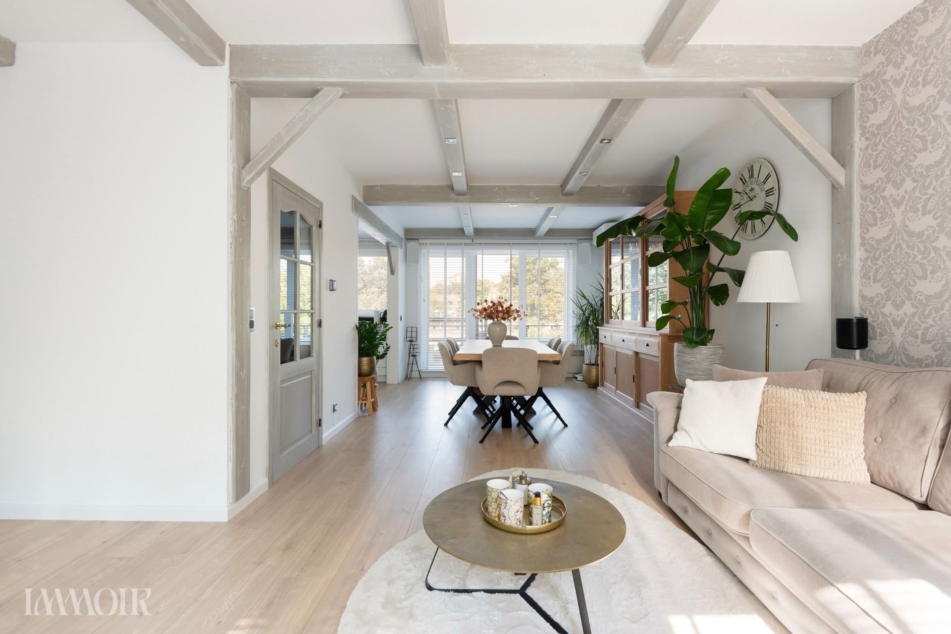 Instapklare bel-etagewoning met zonnepanelen, airco en zonnige tuin.