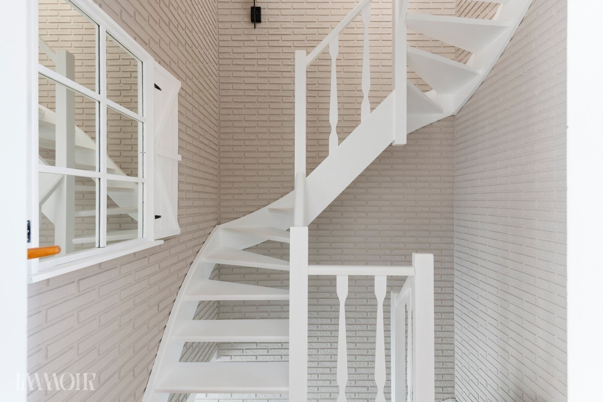 Instapklare bel-etagewoning met zonnepanelen, airco en zonnige tuin.