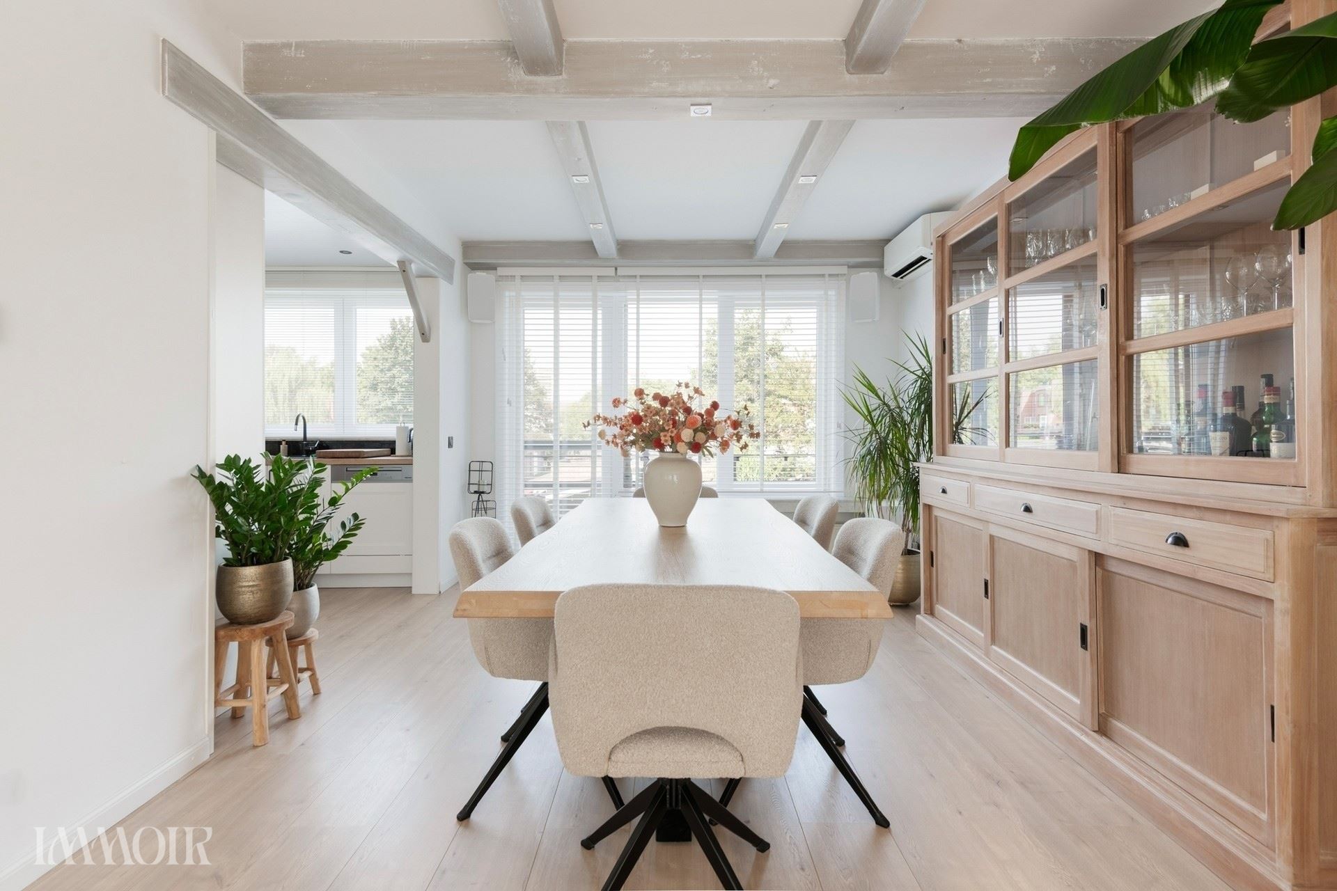 Instapklare bel-etagewoning met zonnepanelen, airco en zonnige tuin.