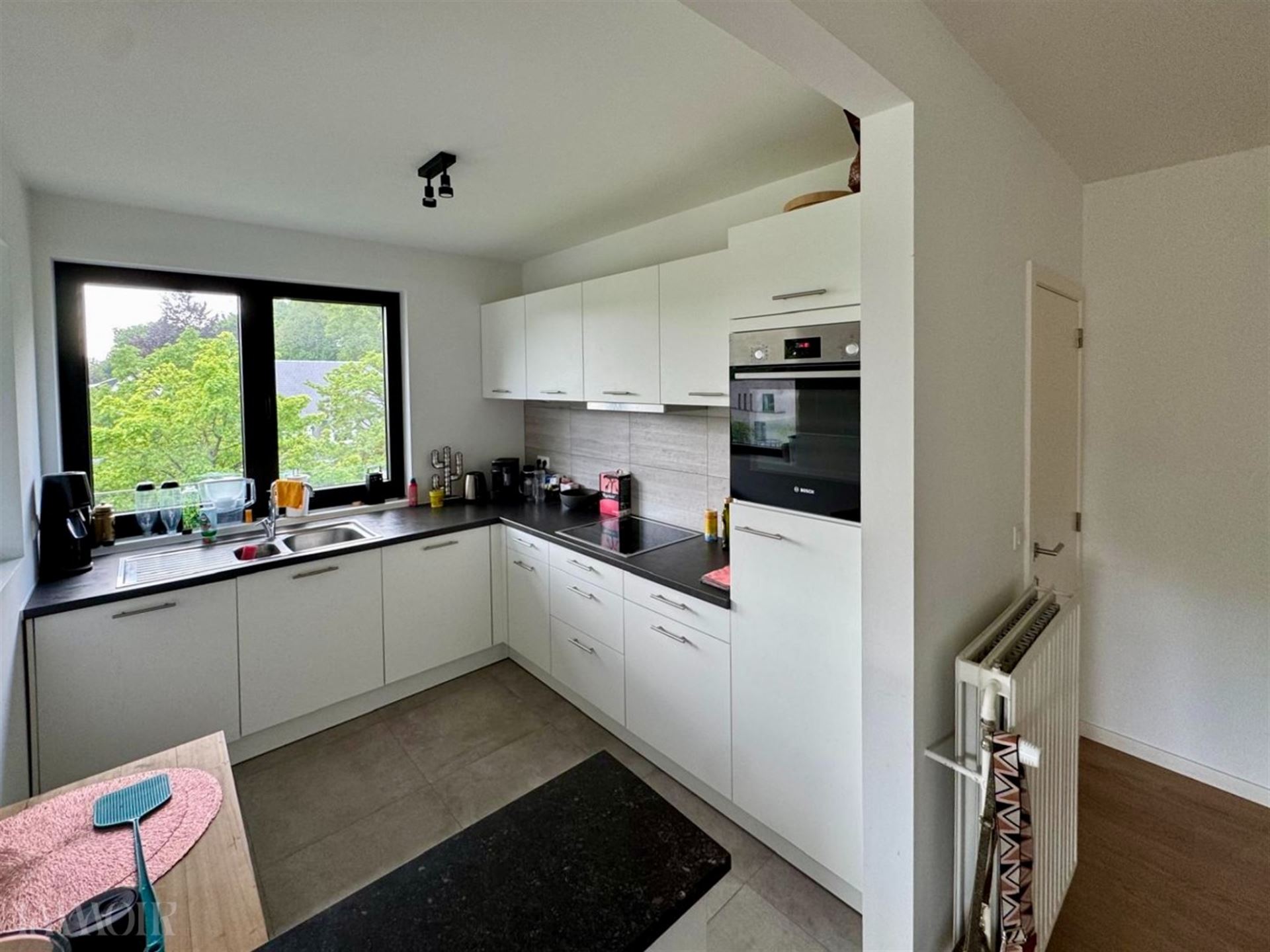 Stijlvol instapklaar appartement met 2 slaapkamers in hartje Brasschaat.