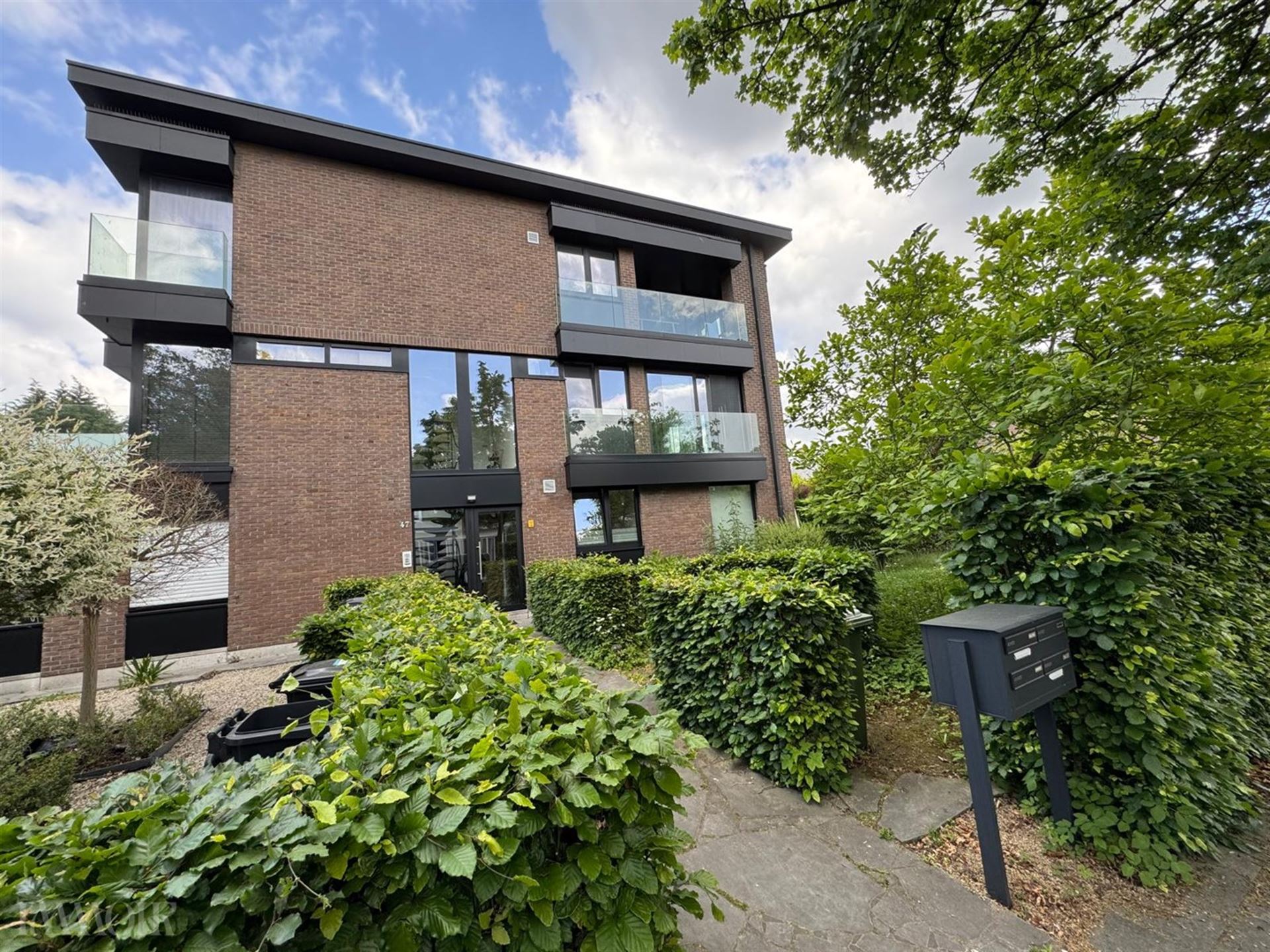 Stijlvol instapklaar appartement met 2 slaapkamers in hartje Brasschaat.