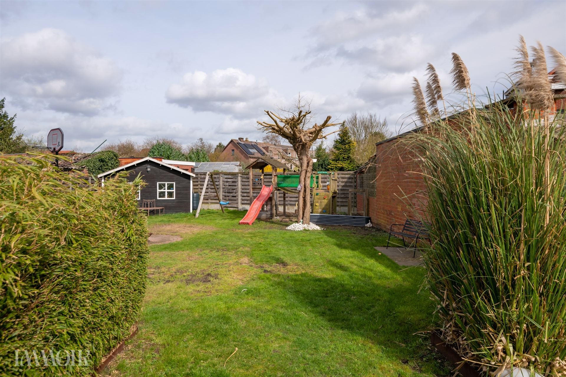 Centraal gelegen gezinswoning met zonnige tuin.