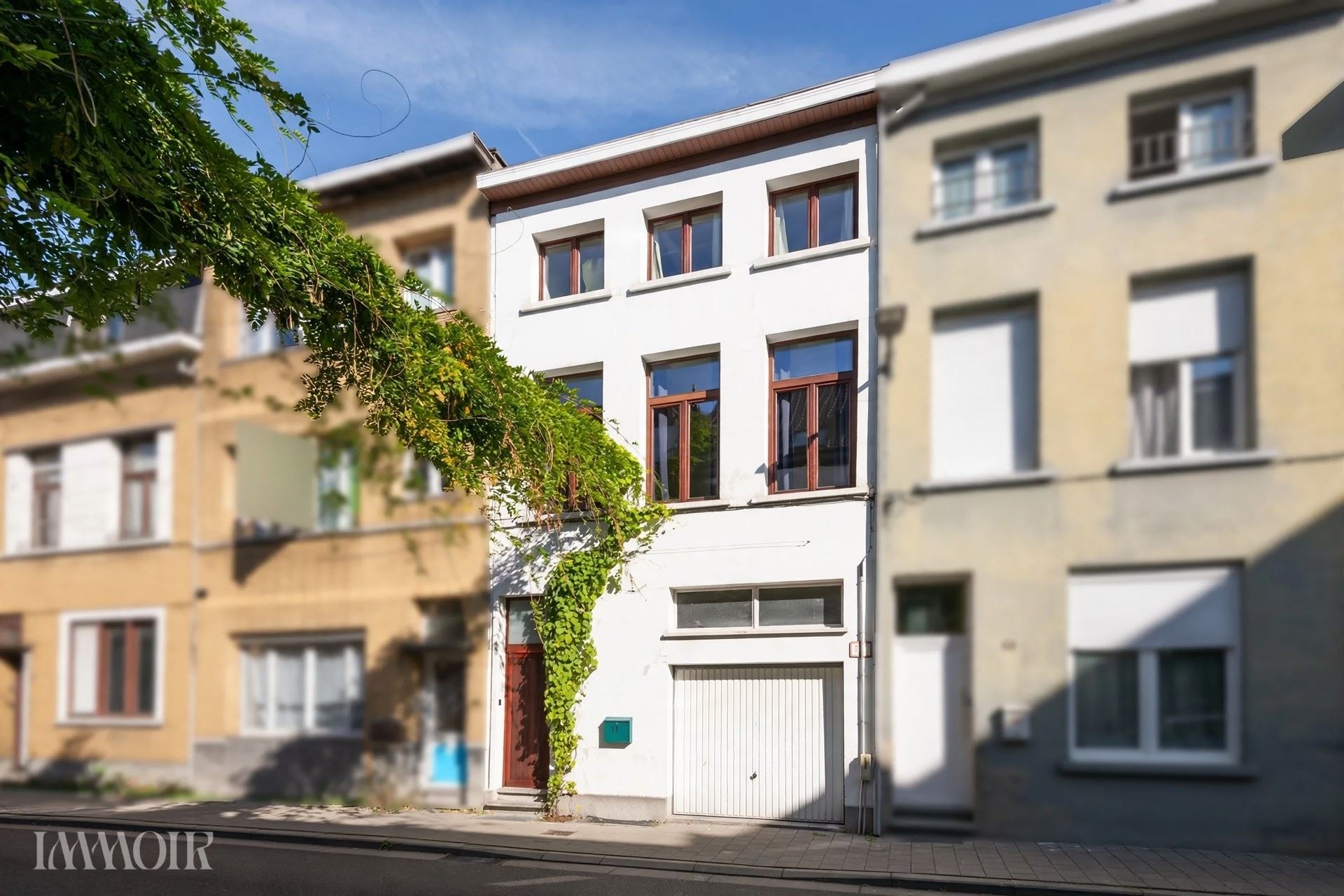 Charmante stadswoning met zeer ruime garage.