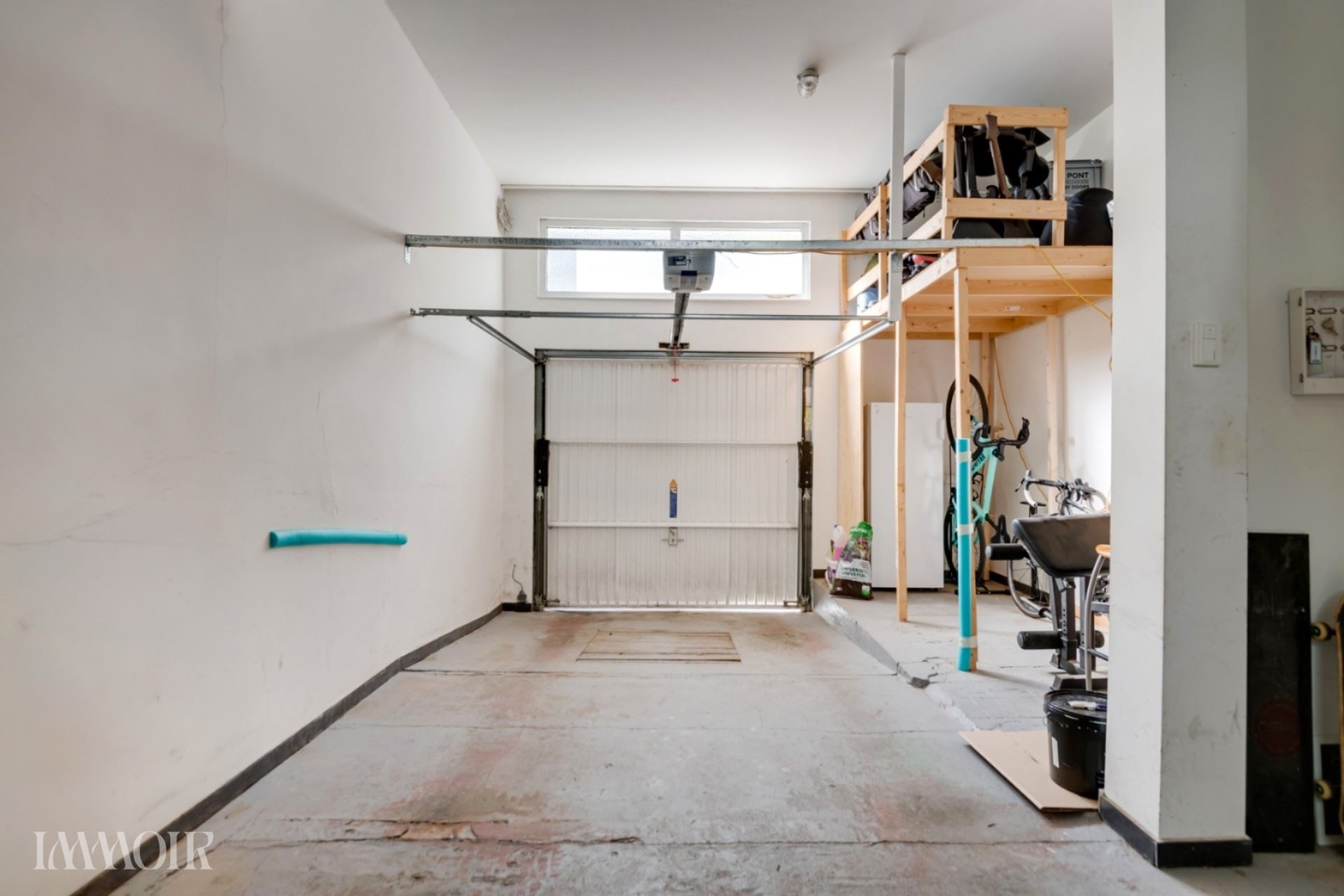 Charmante stadswoning met zeer ruime garage.