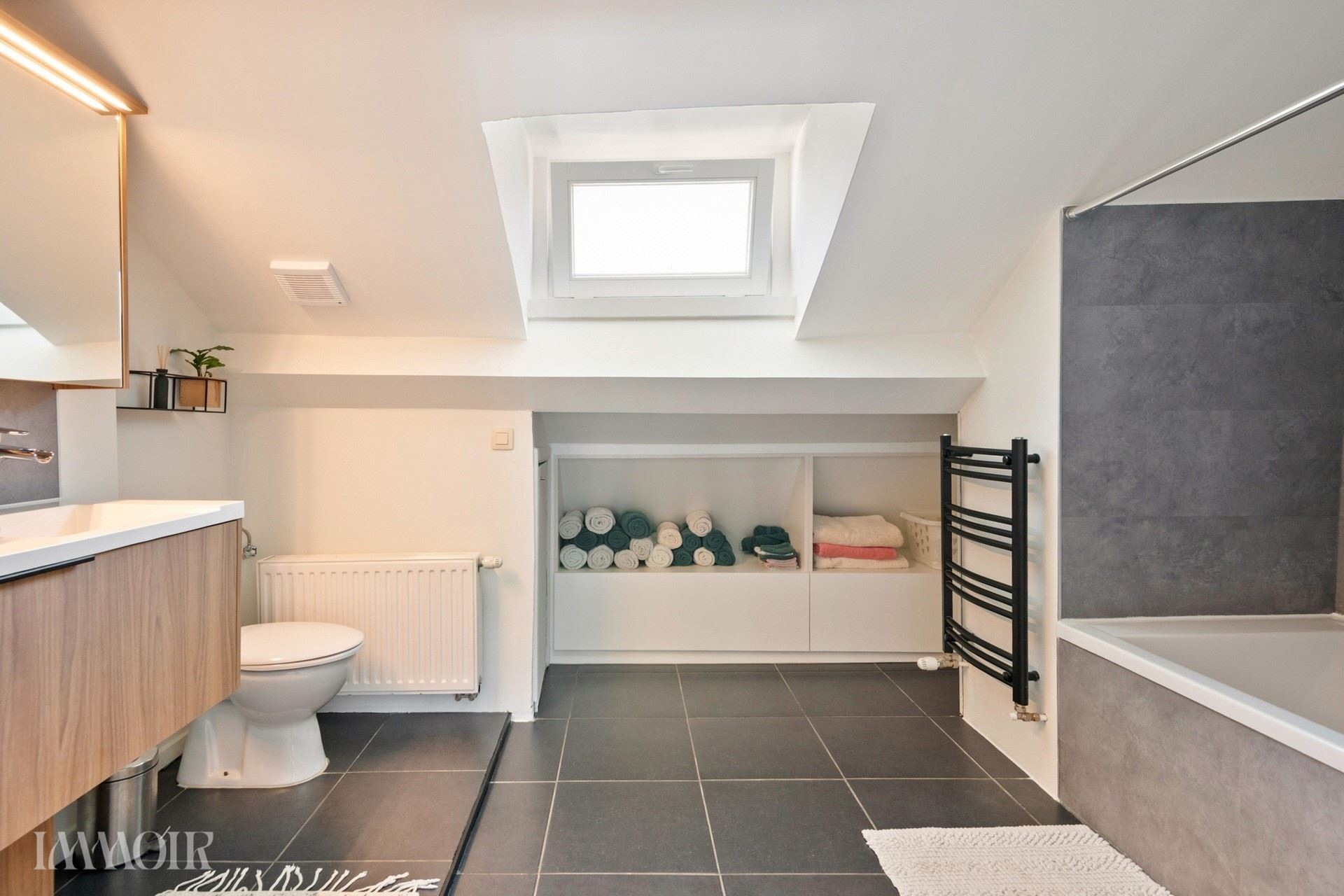 Charmante stadswoning met zeer ruime garage.