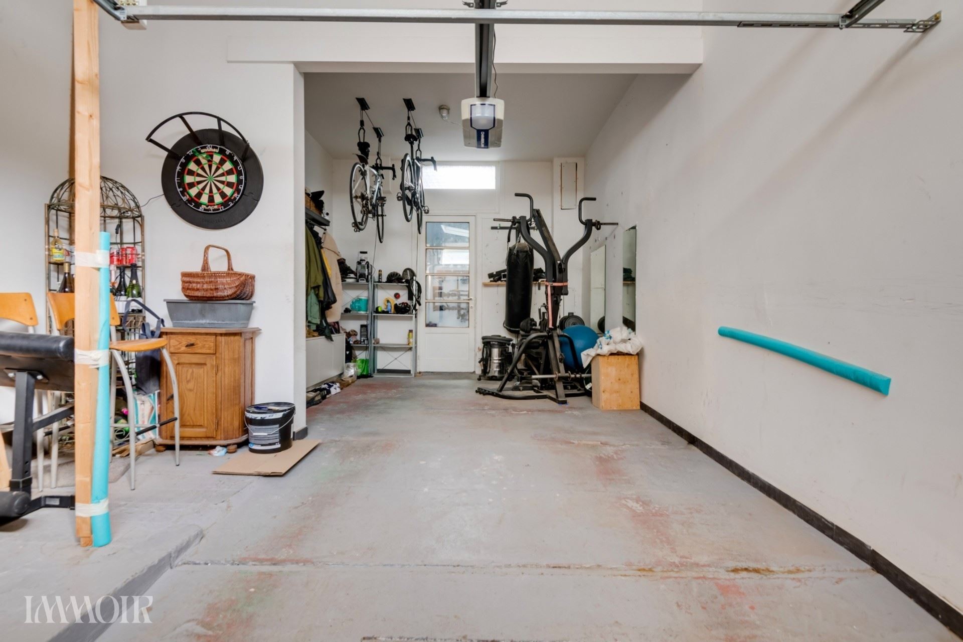 Charmante stadswoning met zeer ruime garage.