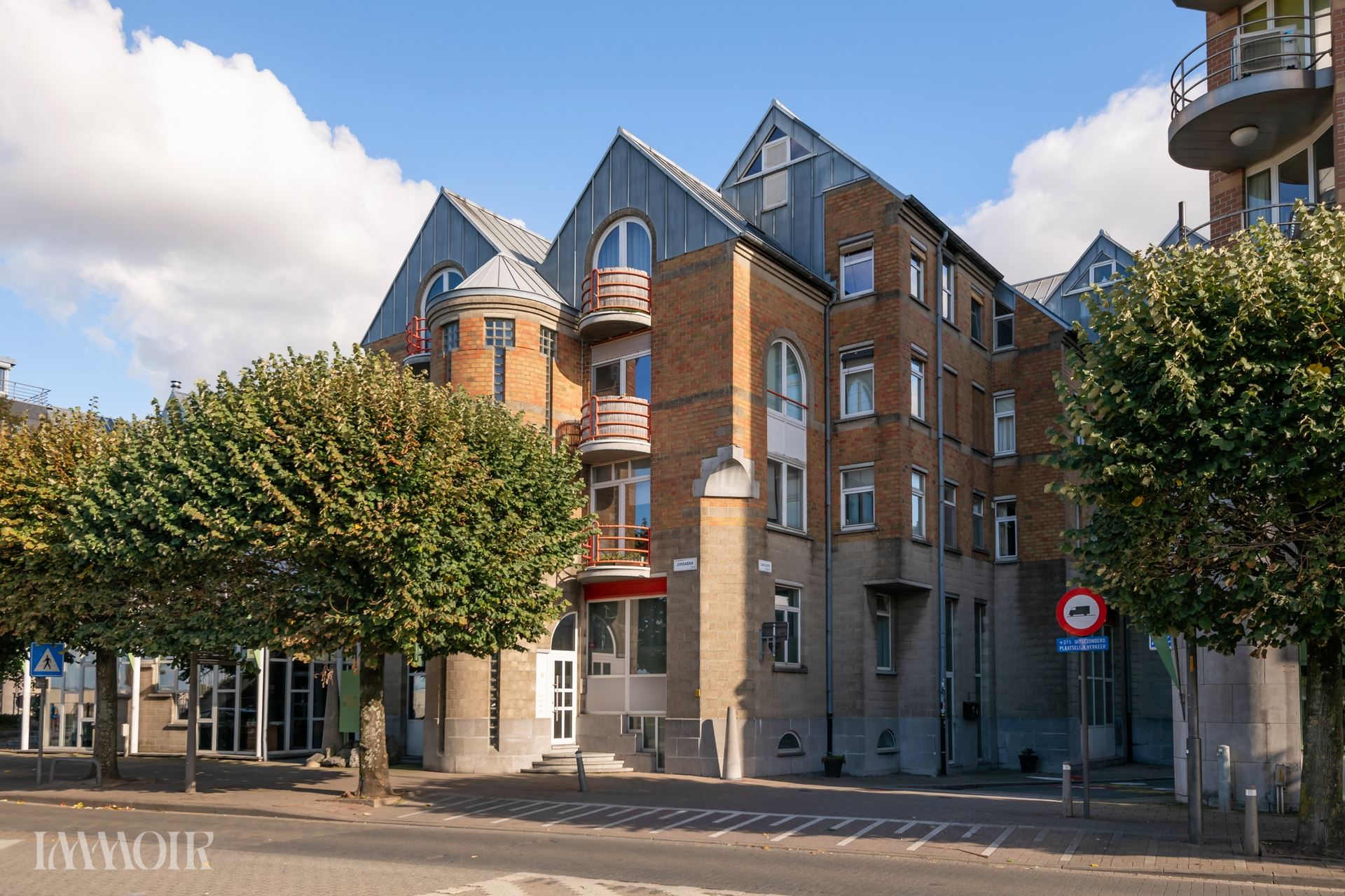 Sfeervol bemeubeld appartement met uitzicht op de Antwerpse kaaien.