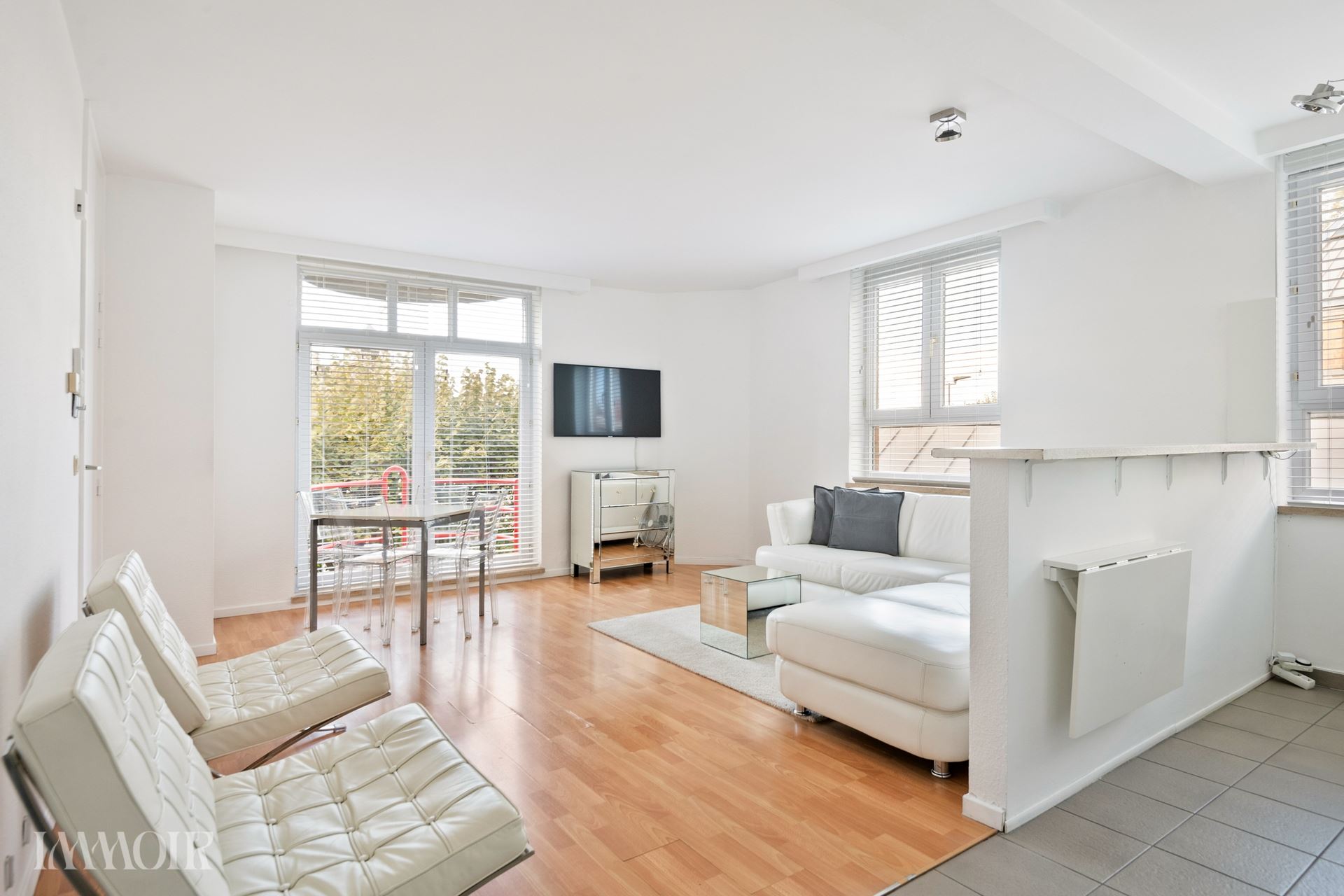 Sfeervol bemeubeld appartement met uitzicht op de Antwerpse kaaien.
