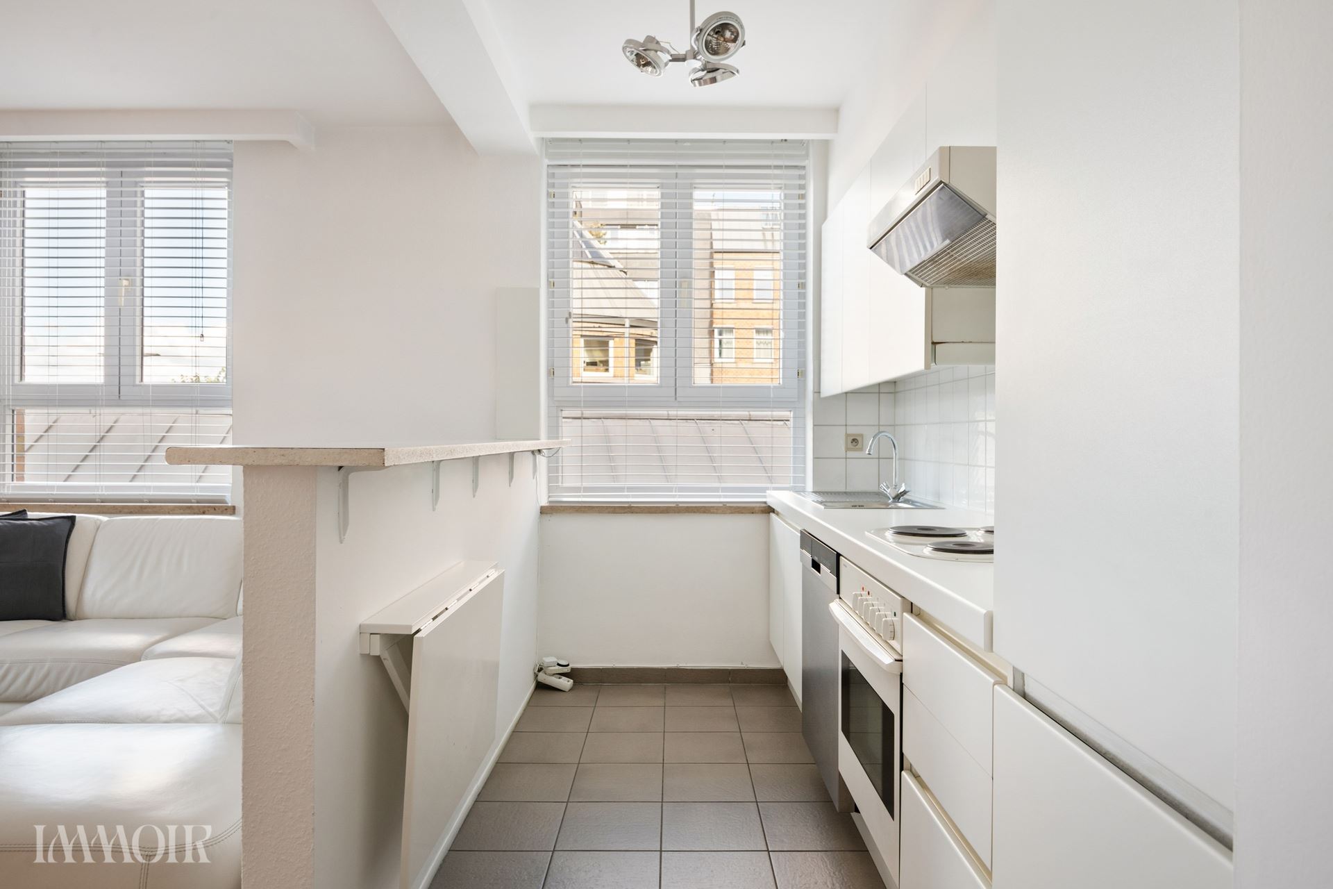 Sfeervol bemeubeld appartement met uitzicht op de Antwerpse kaaien.