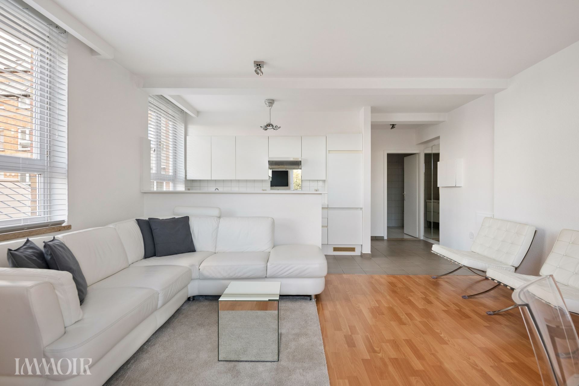 Sfeervol bemeubeld appartement met uitzicht op de Antwerpse kaaien.