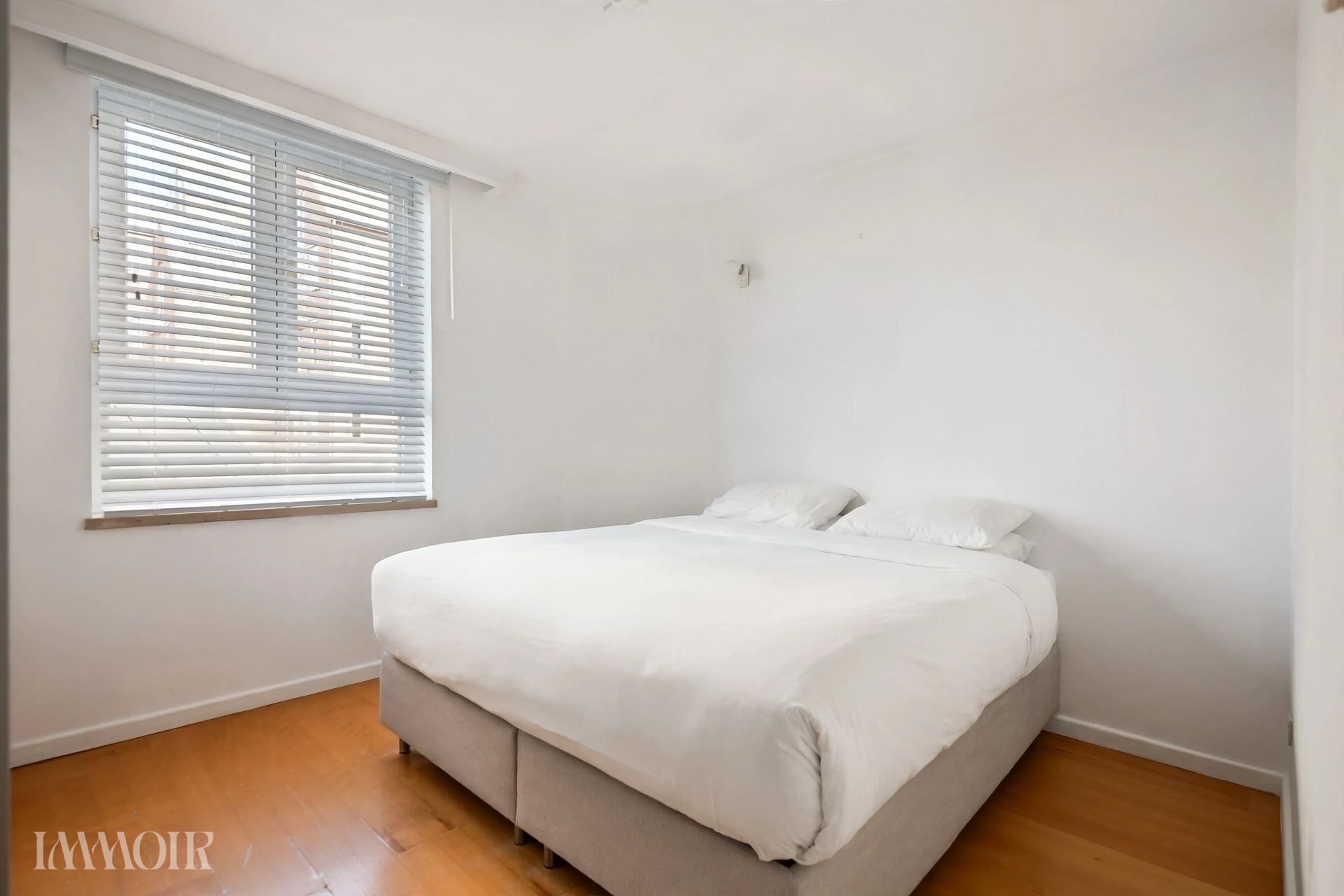 Sfeervol bemeubeld appartement met uitzicht op de Antwerpse kaaien.