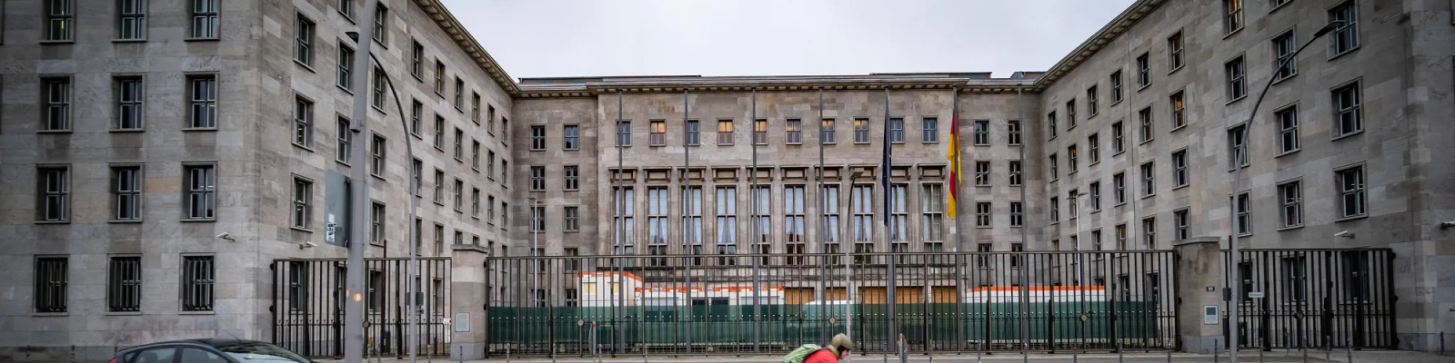 Fassade eines Regierungsgebäudes mit Deutschlandfahne