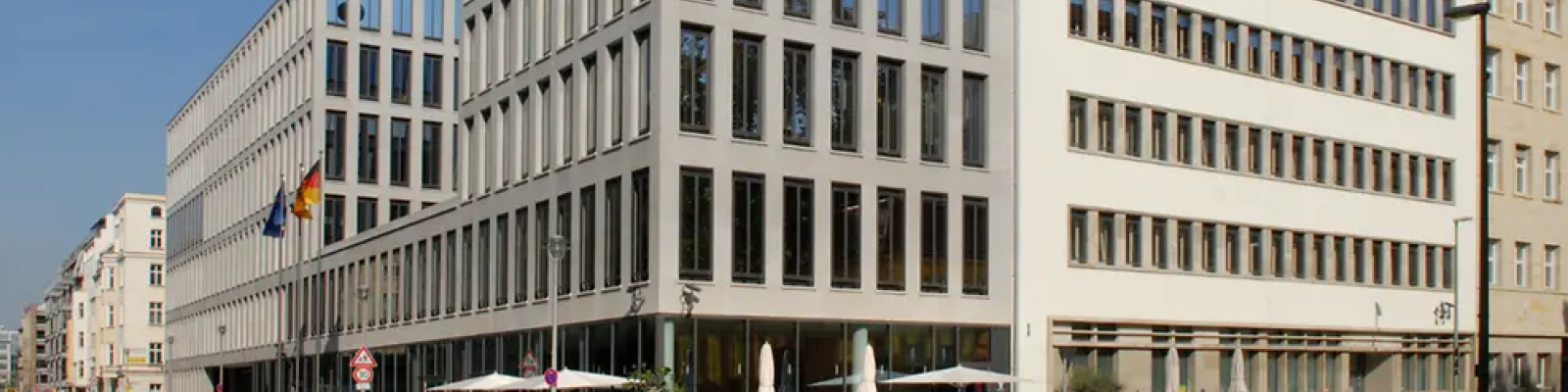 Behördengebäude mit Deutschland- und Europafahne