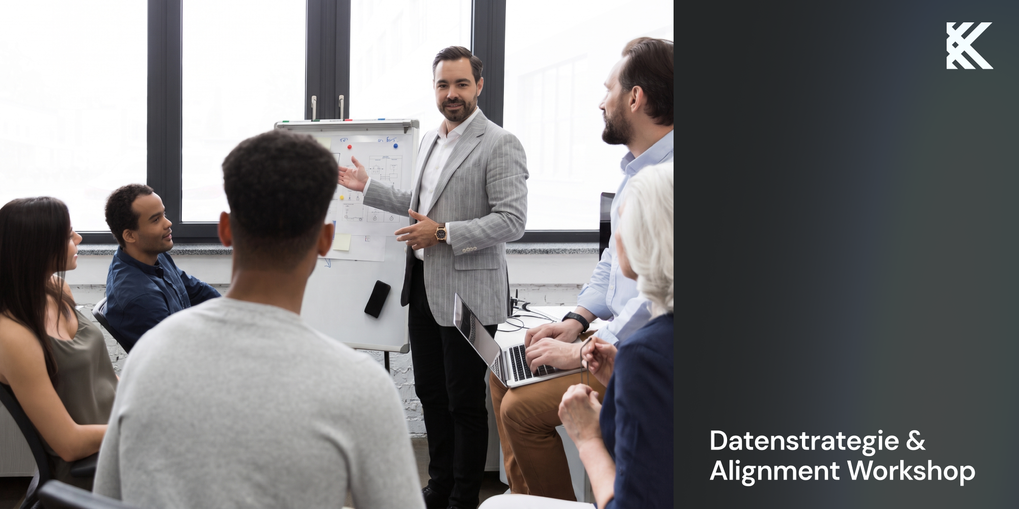 Berater moderiert einen Workshop am Flipchart, Titelbild Datenstrategie & Alignment Workshop