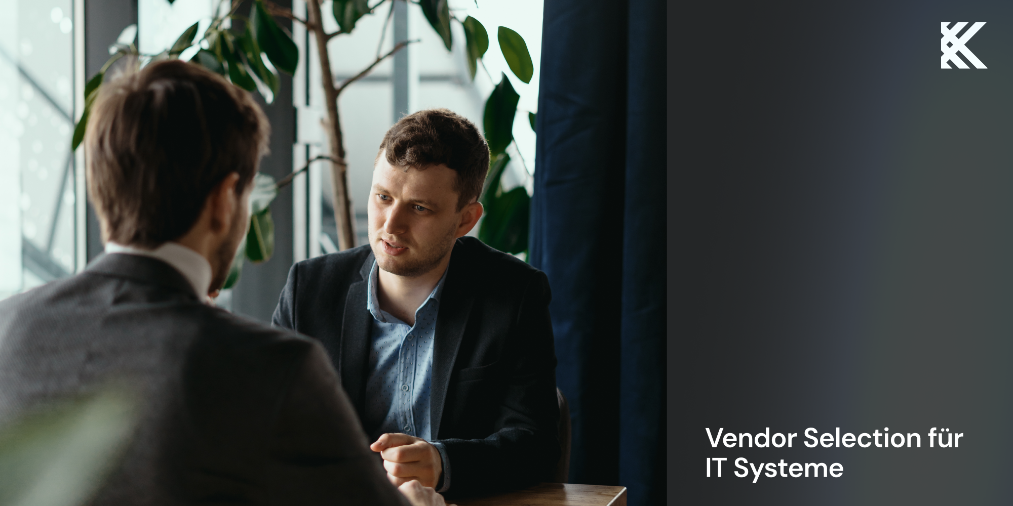 Zwei Geschäftsleute im Gespräch am Besprechungstisch, Titelbild Vendor Selection für IT-Systeme