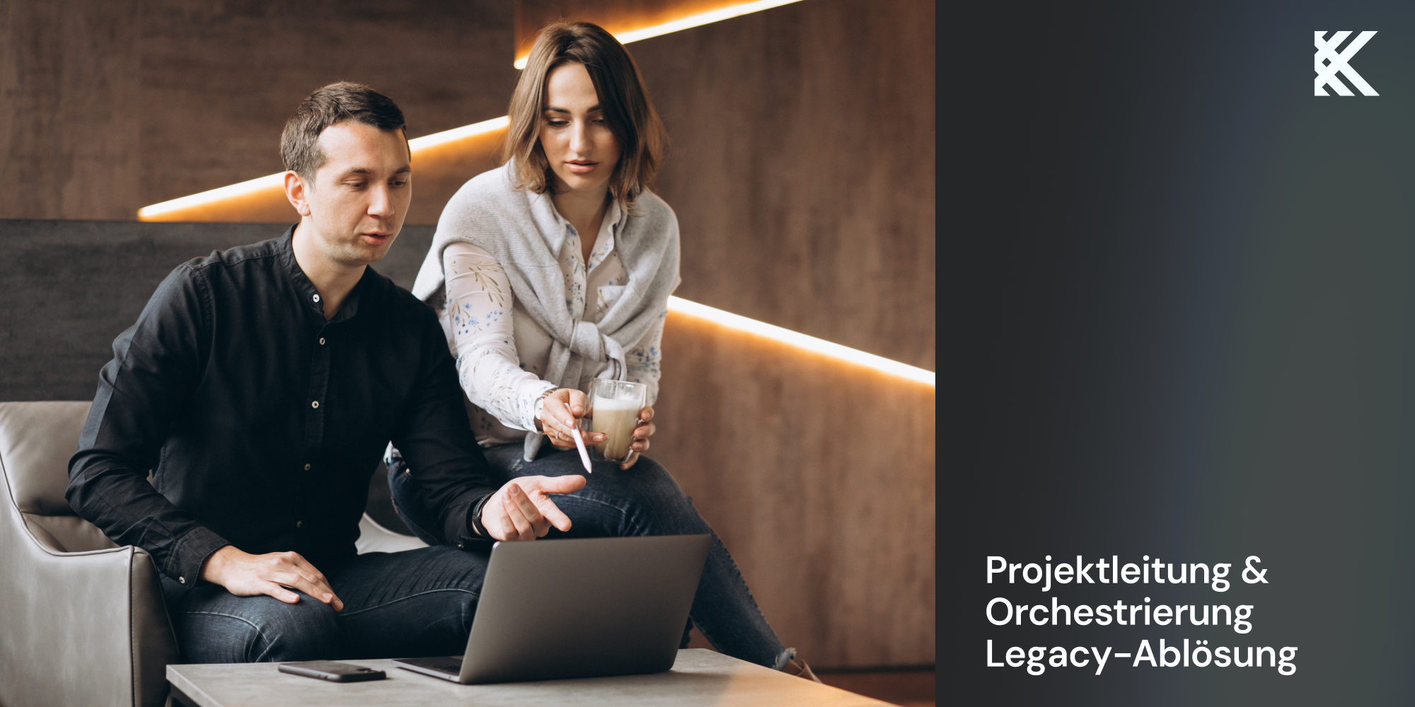 Zwei Personen besprechen ein Projekt am Laptop, Titelbild Projektleitung & Orchestrierung Legacy-Ablösung