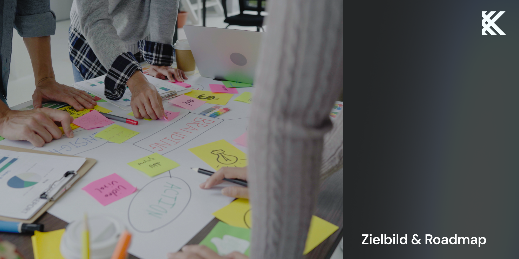 Team plant mit Haftnotizen und Skizzen an einem Tisch, Titelbild Zielbild & Roadmap