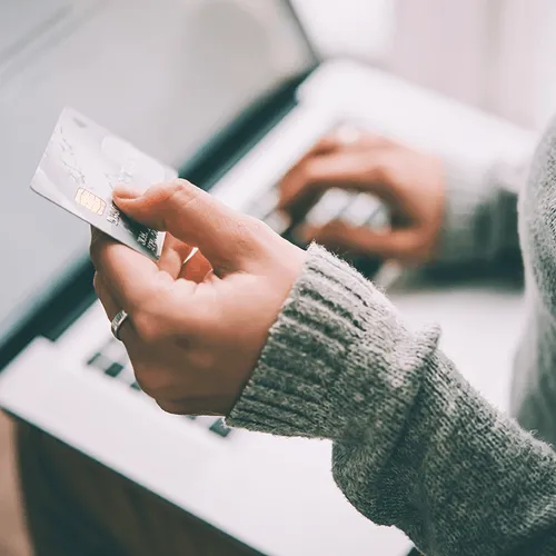 Transakcja odrzucona a pieniądze pobrane z konta – jak wygląda reklamacja płatności kartą?