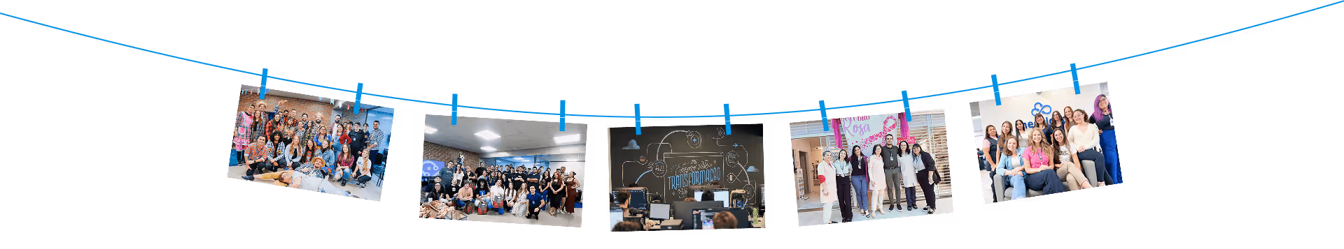 Cinco fotos penduradas em um varal azul, mostrando grupos de pessoas em ambientes de escritório e eventos, simbolizando diversidade e trabalho em equipe.